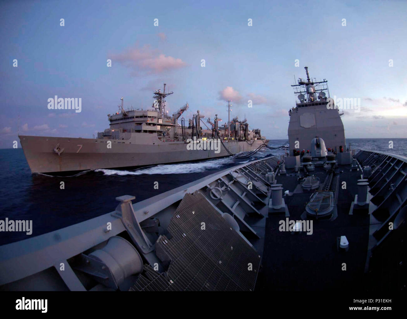 Ozean (31. 13 2004) - Die Lenkwaffen-kreuzer USS Shiloh (CG67) führt eine im Gange Auffüllung mit dem Militär Sealift Command (MSC) Schnelle combat Support ship USNS Rainier (T-AOE7) während der Fahrt in den Pazifischen Ozean. Silo ist derzeit an die westlichen Pazifischen Ozean mit der USS Abraham Lincoln (CVN 72) Carrier Strike Group bereitgestellt. Stockfoto