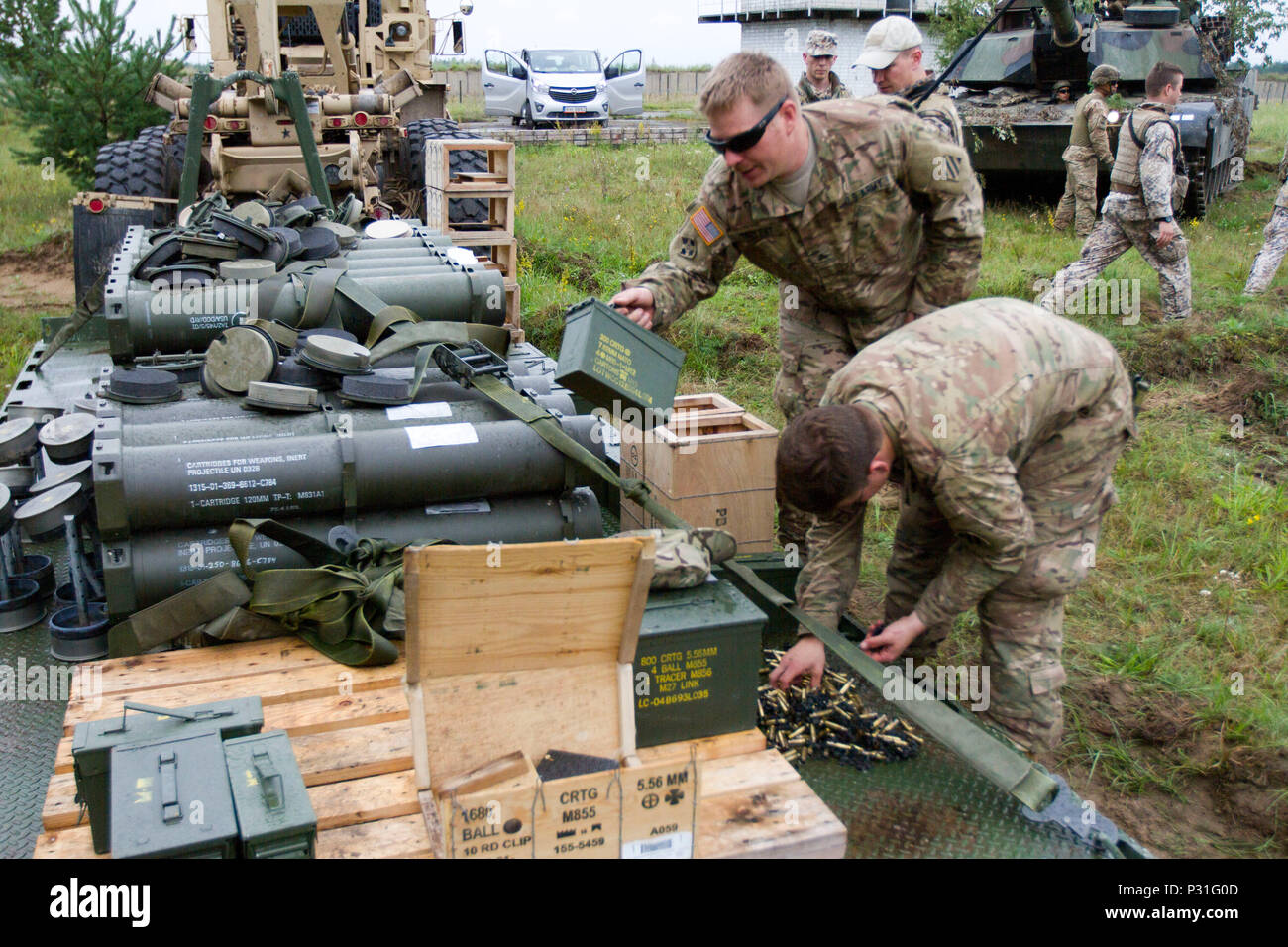 (Von links nach rechts) der US-Army Sgt. Daniel Tallent und SPC. Dorian Conklin, sowohl für die 3.BATAILLON zugeordnet, 69. Armor Regiment, 1 Armor Brigade Combat Team, 3rd Infantry Division, Munition, die an der Strecke organisieren für eine gemeinsame live fire Übung in Adazi, Lettland, 22. August 2016. Die Soldaten aus dem 3 Mrd., 69. Arm. Rgmt. Ein Training mit ihren Ostsee Verbündeten zur Unterstützung der Operation Atlantic lösen, einem US-amerikanischen LED-aufwand in Osteuropa durchgeführt werden US-Engagement in der kollektiven Sicherheit der NATO und ihr Engagement für einen dauerhaften Frieden und Stabilität in der Region zu demonstrieren. Stockfoto