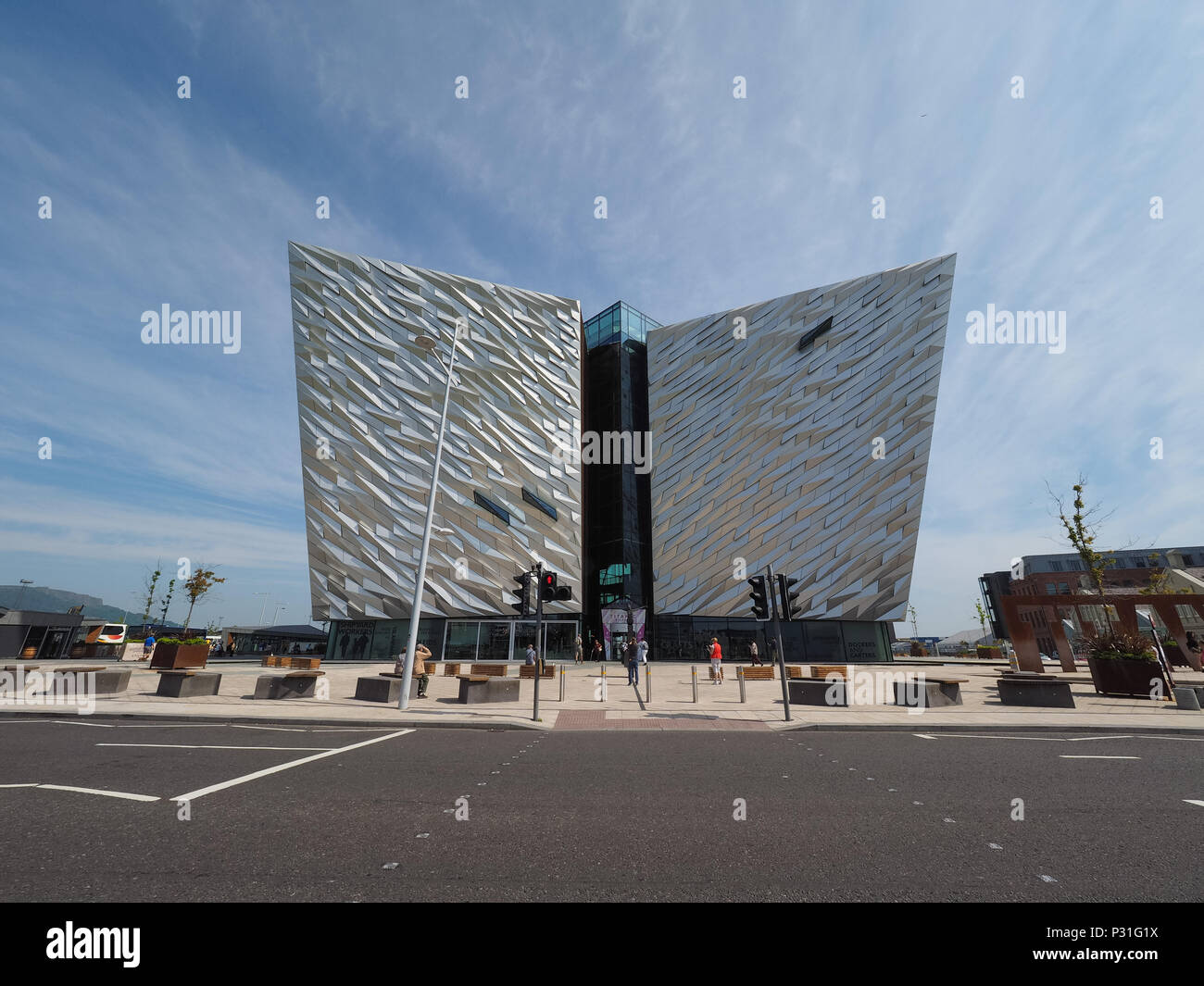 BELFAST, Großbritannien - ca. Juni 2018: Titanic Belfast Center auf dem Gelände der ehemaligen Werft Harland Wolff, wo die RMS Titanic gebaut wurde Stockfoto