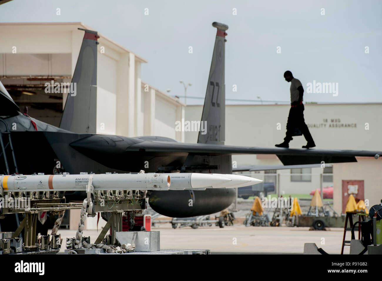 Betreuer aus dem 18 Aircraft Maintenance Squadron und Piloten auf der 44th und 67th Fighter Squadrons zugeordnet Verhalten eine Masse Flugzeuge generation Übung 12.08.22 und 23, bei Kadena Air Base, Japan. Betreuer geladen AIM-9 Sidewinder, AIM-120 Raketen advanced medium-Range Luft-Luft-Raketen, Leuchtkugeln, und M-61 A1 Kanone Umläufe auf F-15 Adler, bevor das Flugzeug rollte und wurden um den Flug Linie verteilt. Kadena beteiligt sich an einer Vielzahl von Routine Übungen während des ganzen Jahres einen gleichbleibend hohen Standard der Bereitschaft und Kompetenz zu erhalten. F-15 s zu Kadena Air B zugewiesen Stockfoto