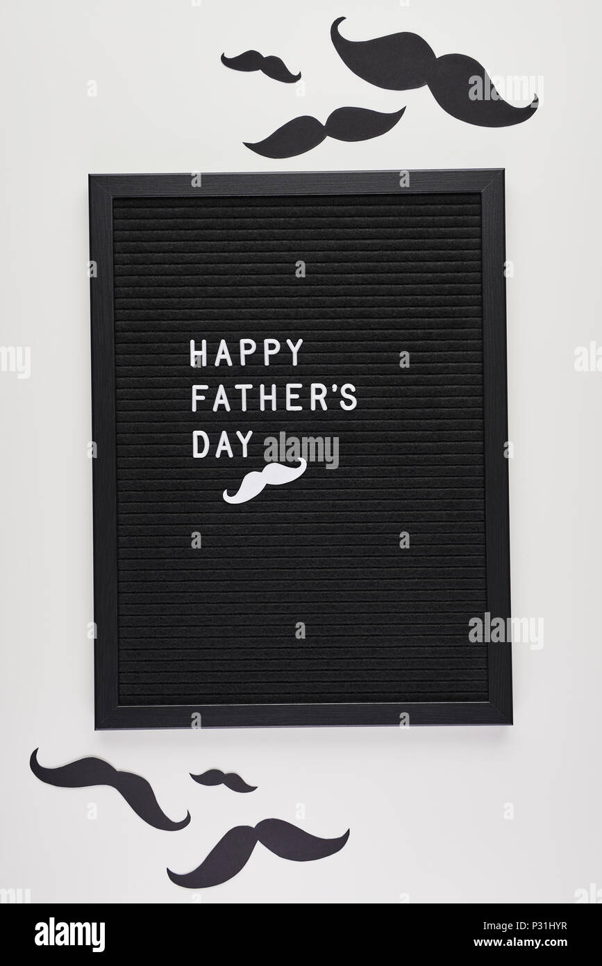Schwarz mit weißem Kunststoff letterboard Briefe mit Zitat Happy Vatertag, auf weißem Hintergrund mit Schnurrbart. Stockfoto