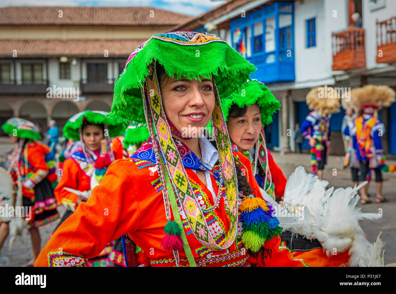 Porträt eines mittleren Alters peruanische Frauen lächelnd in ihrer traditionellen Kleidung für die Inti Raymi Sun Fest Feier in der Stadt Cusco, Peru. Stockfoto