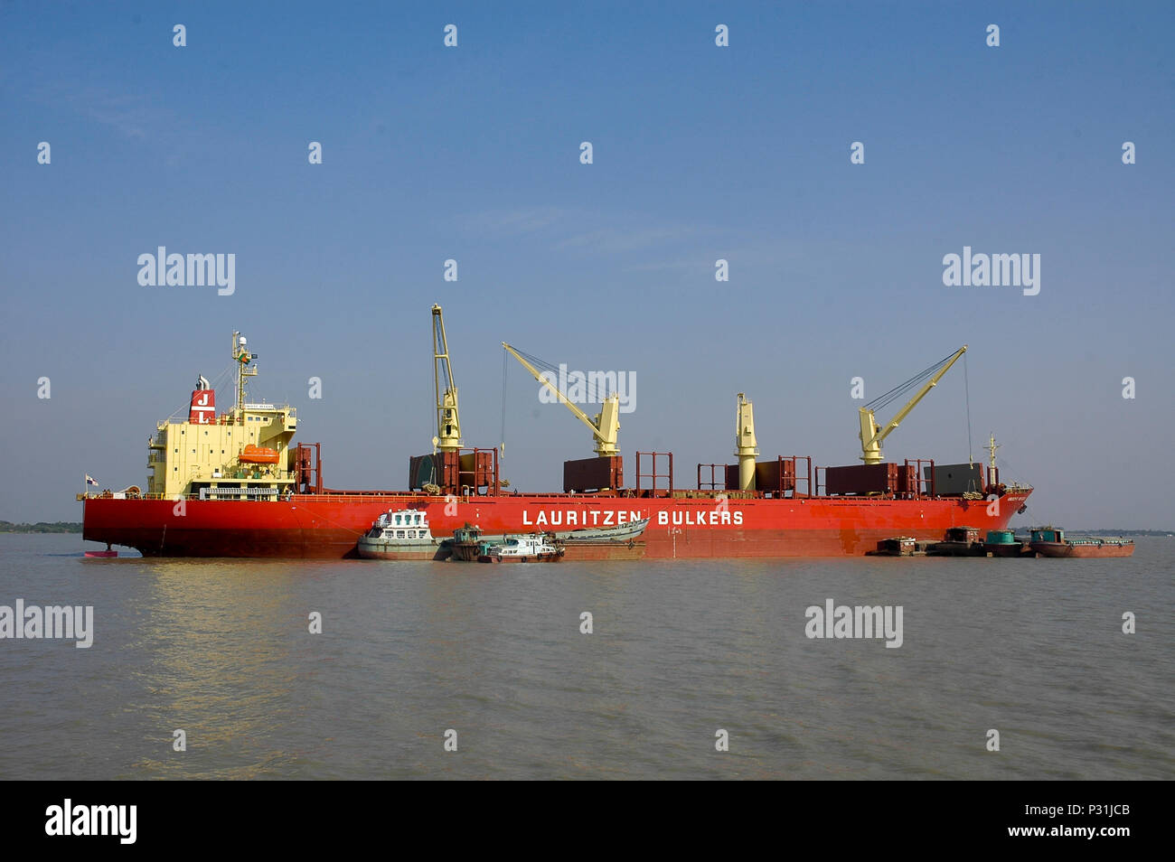Ein fremdes Schiff auf die äußere Verankerung der Mongla Port. Bagerhat, Bangladesch. Stockfoto
