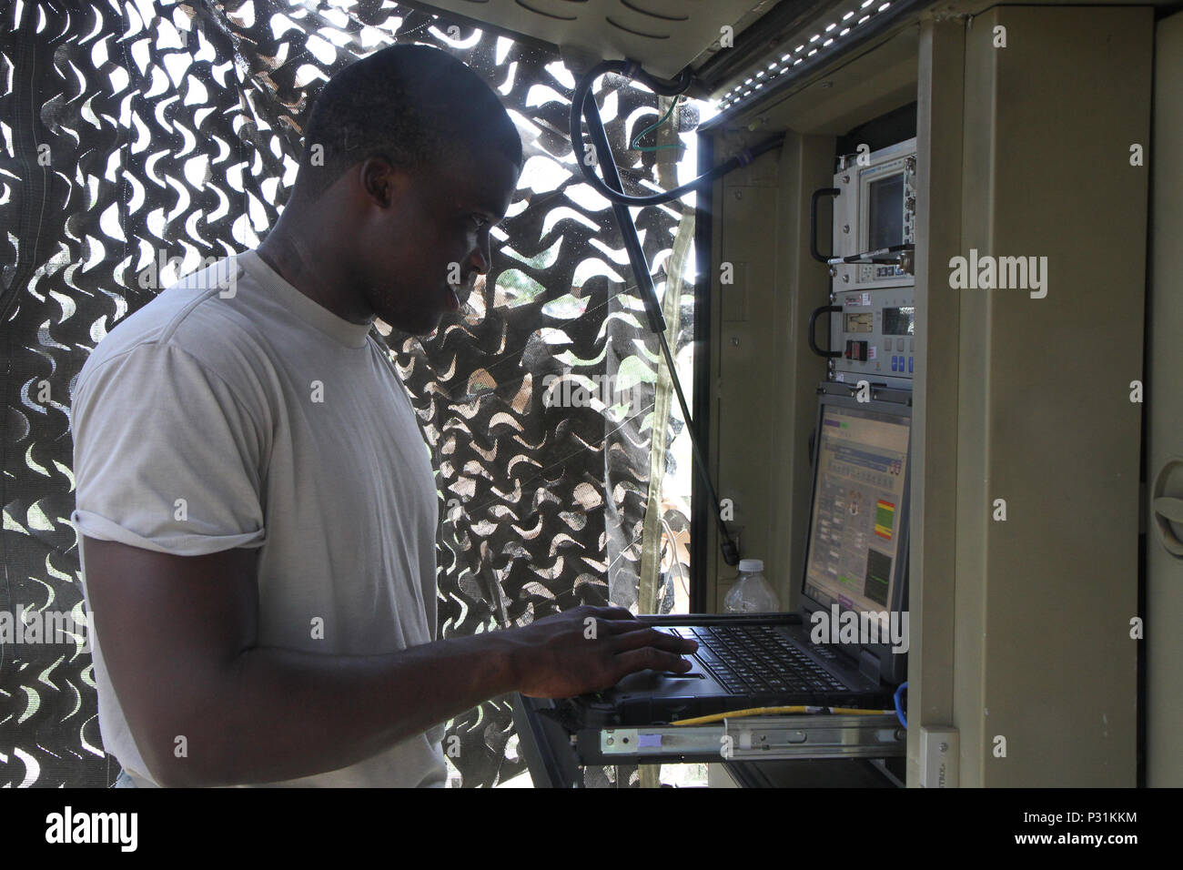 Spc. Jabril Coles, ein mehrkanaliges Übertragungssysteme Operator mit Charlie Company, 9. Brigade Engineer Battalion, 2nd Infantry Brigade Combat Team, 3rd Infantry Division, konfiguriert ein Sat-Transportable Terminals, 12.08.18, 2016, at Fort Stewart, Ga. Dieser Teil einer Brigade Kommunikation übung auf der Bestätigung verbessert Kommunikation die Aktiven der Feuerwehr gerichtet sind vollständig Mission fähig. (U.S. Armee Foto von SPC. Nicholas Holmes/Freigegeben) Stockfoto