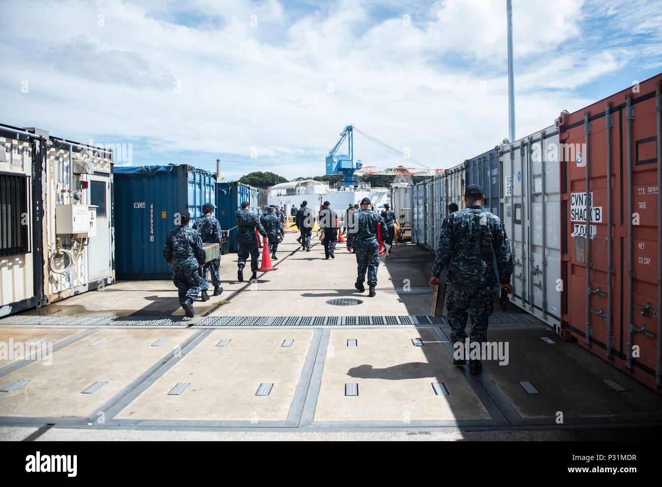 160821-N-VQ947-002 YOKOSUKA, Japan (21. August 2016) Segler im Dienst an Bord der Marine nur vorwärts bereitgestellt Flugzeugträger USS Ronald Reagan (CVN-76), Pier gehen und lose Ausrüstung abholen. Reagan bereitet sich auf die Möglichkeit eines Taifuns im Bereich. Ronald Reagan bietet eine kampfbereit Kraft, die schützt und verteidigt die kollektive maritime Interessen der USA und ihrer Verbündeten und Partner in der Indo-Asien-Pazifik-Region. (Foto: U.S. Navy Mass Communication Specialist 3. Klasse Devin Kates/freigegeben) Stockfoto