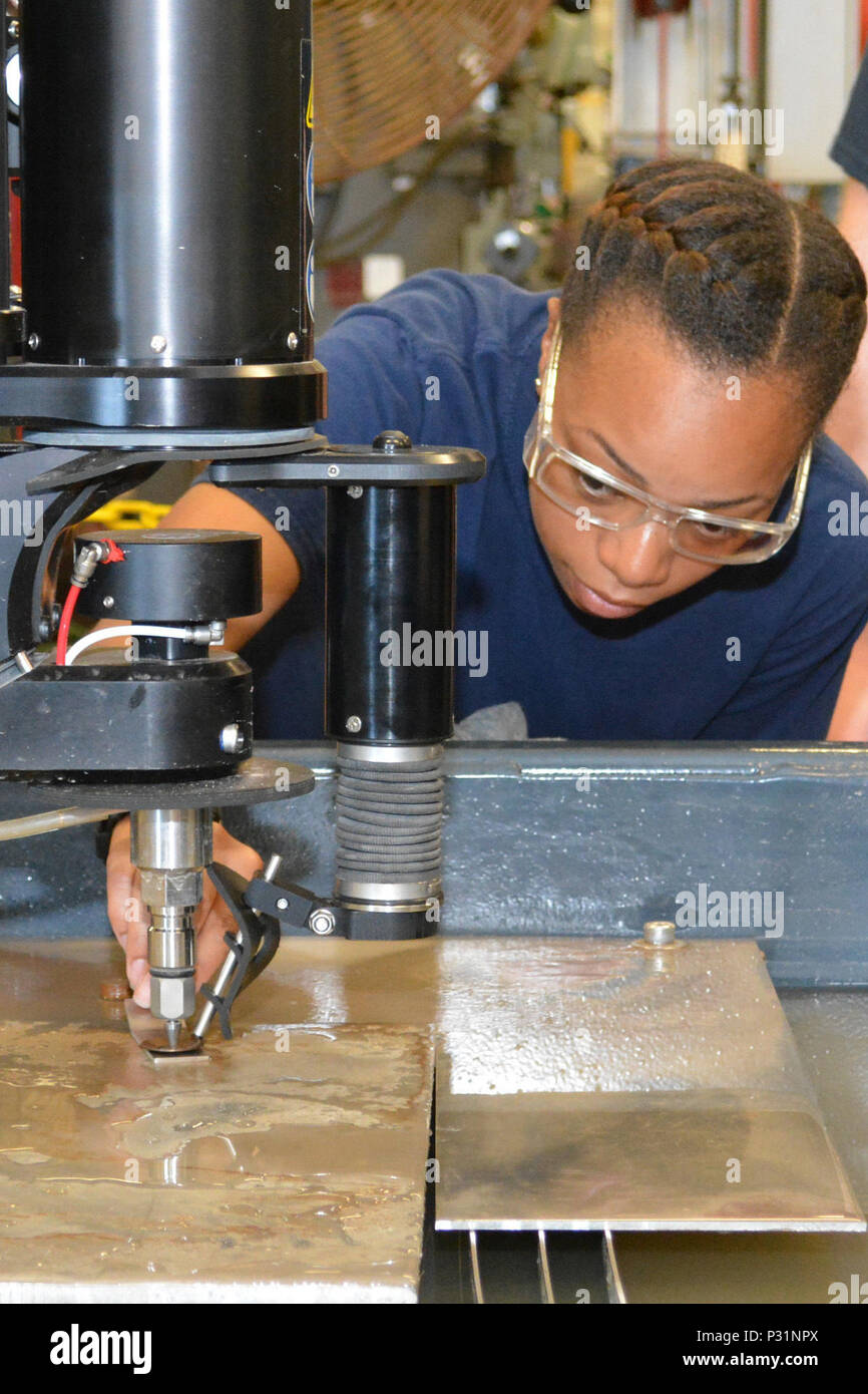 Rumpf Wartungstechniker Feuerwehrmann Mionna Grun Regelt Den Abstand Des Schneidkopfes Auf Dem Neuen Waterjet Herstellung System Am Sudosten Regionale Maintenance Center Wasserabrasivstrahl Technologien Ermoglichen Die Shipfitter Shop Hier Komponenten