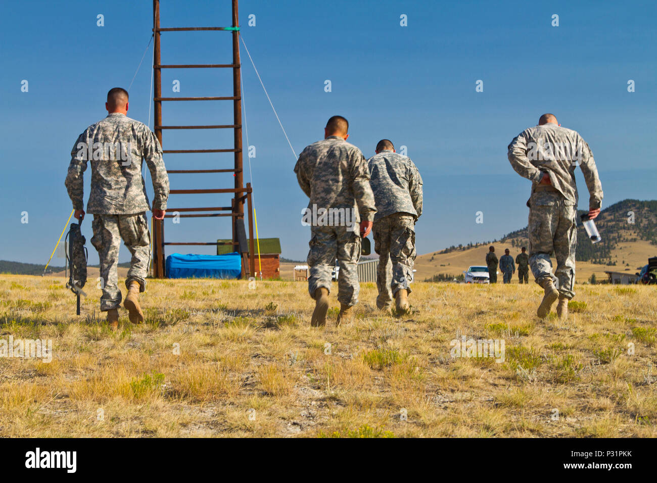 Die 2016 U.S. Army Reserve Bester Krieger Sieger und runner-ups lassen den Hindernislauf Seite an Seite nach dem Training am Fort Harrison, Mont, 5. August 2016. Die USARC BWC Sieger von den noncommissioned Officer und Soldat Kategorie gehen durch konsequente Weiterbildung, die bis zu ihrem Auftritt am Fort A.P. Hill noch in diesem Jahr für die Abteilung der Armee BWC. (U.S. Armee finden Foto von Brian Godette, USARC Public Affairs) Stockfoto