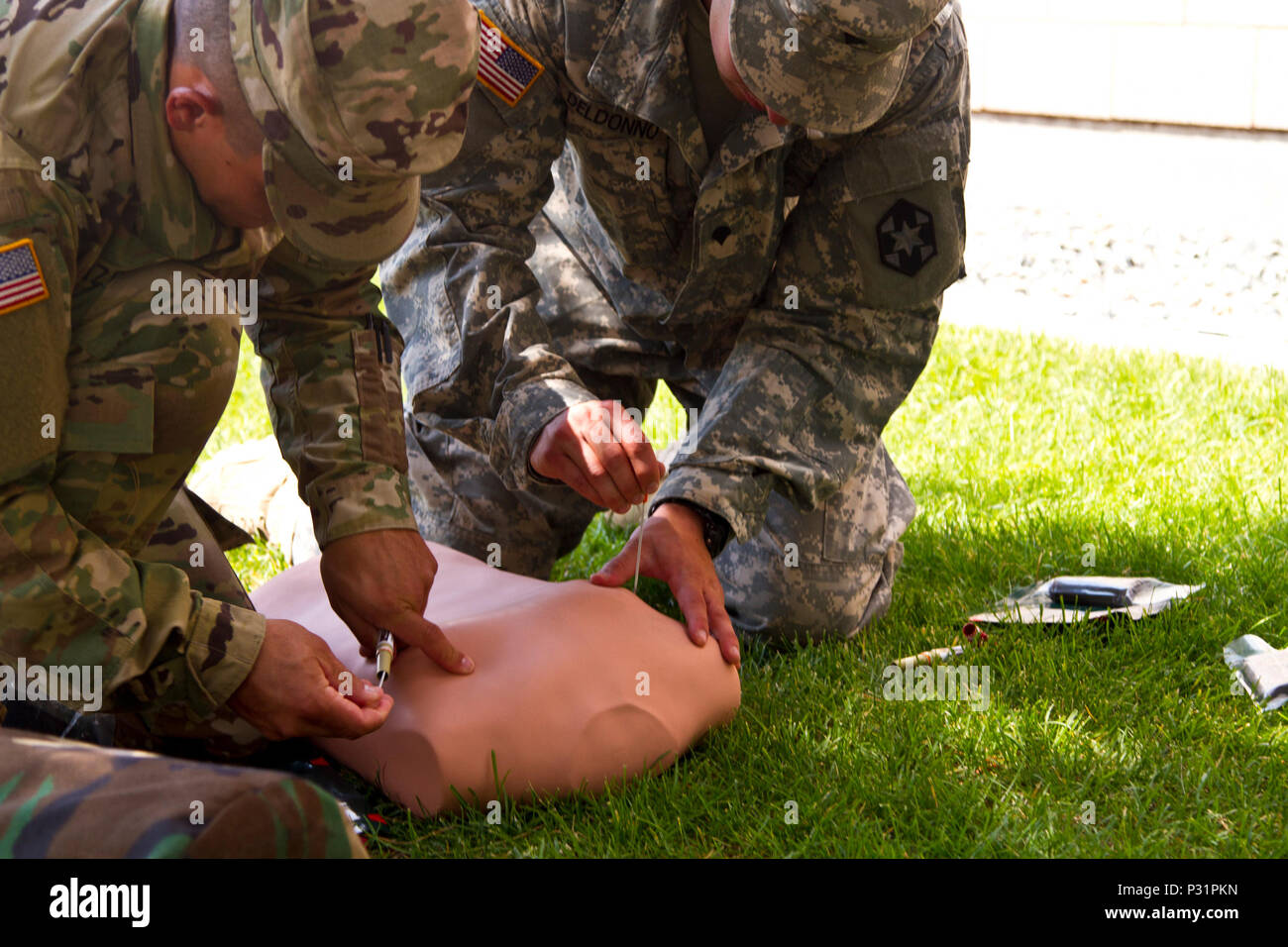 Die 2016 U.S. Army Reserve Bester Krieger Sieger aus Der Soldat Kategorie, SPC. Michael S. Orozco, und der Zweitplatzierte, ASP. Carlo Deldonno, behandeln einen medizinischen Unfall während des simulierten Ausbildung am Fort Harrison, Mont, 5. August 2016. Die USAR BWC Sieger von den noncommissioned Officer und Soldat Kategorie gehen durch konsequente Weiterbildung, die bis zu ihrem Auftritt am Fort A.P. Hill noch in diesem Jahr für die Abteilung der Armee BWC. (U.S. Armee finden Foto von Brian Godette, USARC Public Affairs) Stockfoto