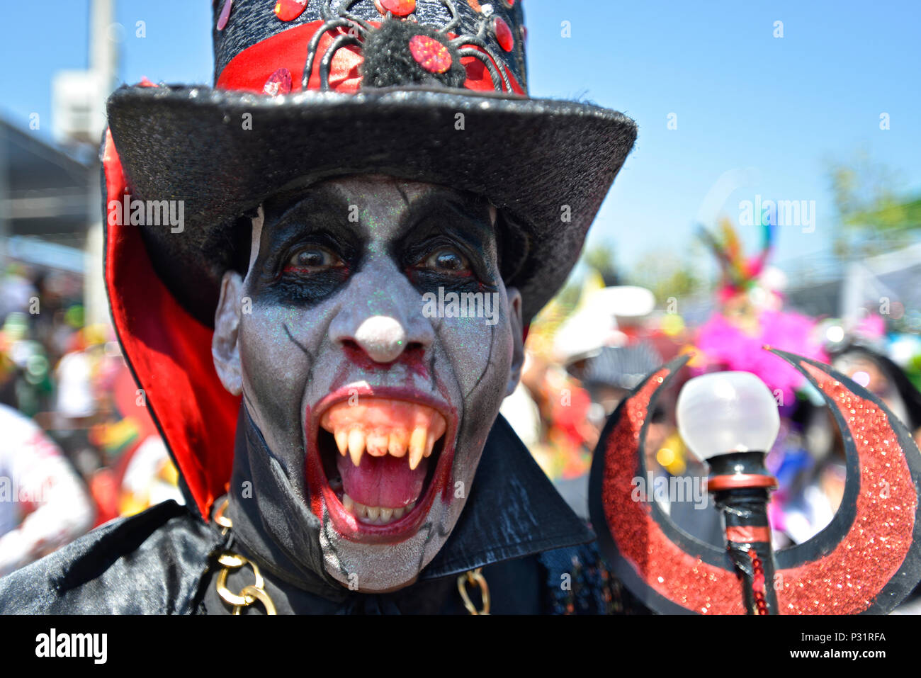 Mann verkleidet als Dracula in der Schlacht von Blumen, Barranquilla Karneval. Stockfoto