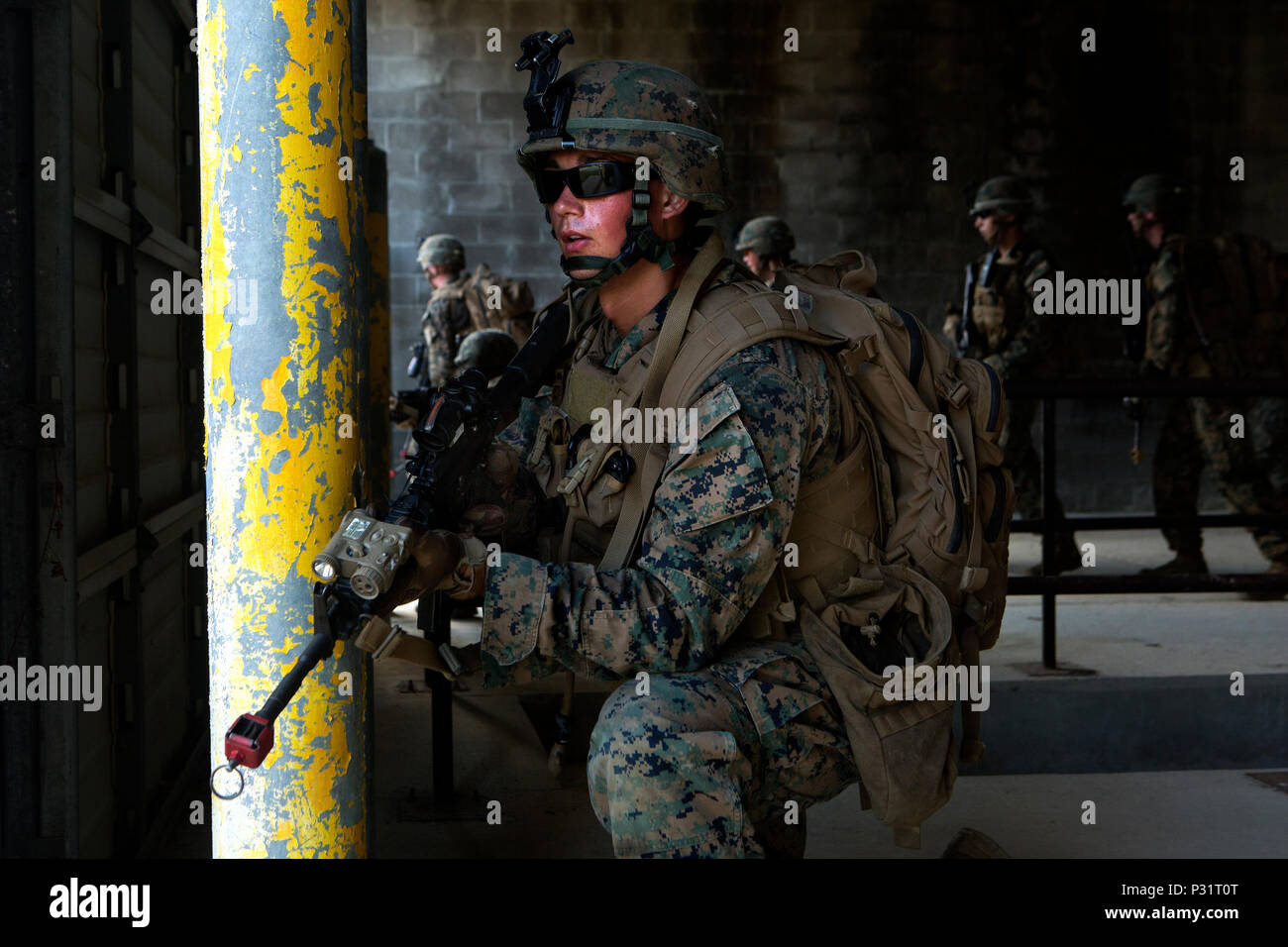 Ein Marine Beiträge Sicherheit während einer vertikalen Angriff raid in Camp Lejeune, N.C., Aug 23., 2016. Der Raid war Teil ihrer vor Bereitstellung der Ausbildung in Vorbereitung auf die bevorstehende Bereitstellung des 24 Marine Expeditionary Unit. Die Marine ist mit Lima Company, Bataillon Landung Team, 3.BATAILLON, 6 Marine Regiment. (U.S. Marine Corps Foto von Lance Cpl. Melanye E. Martinez) Stockfoto