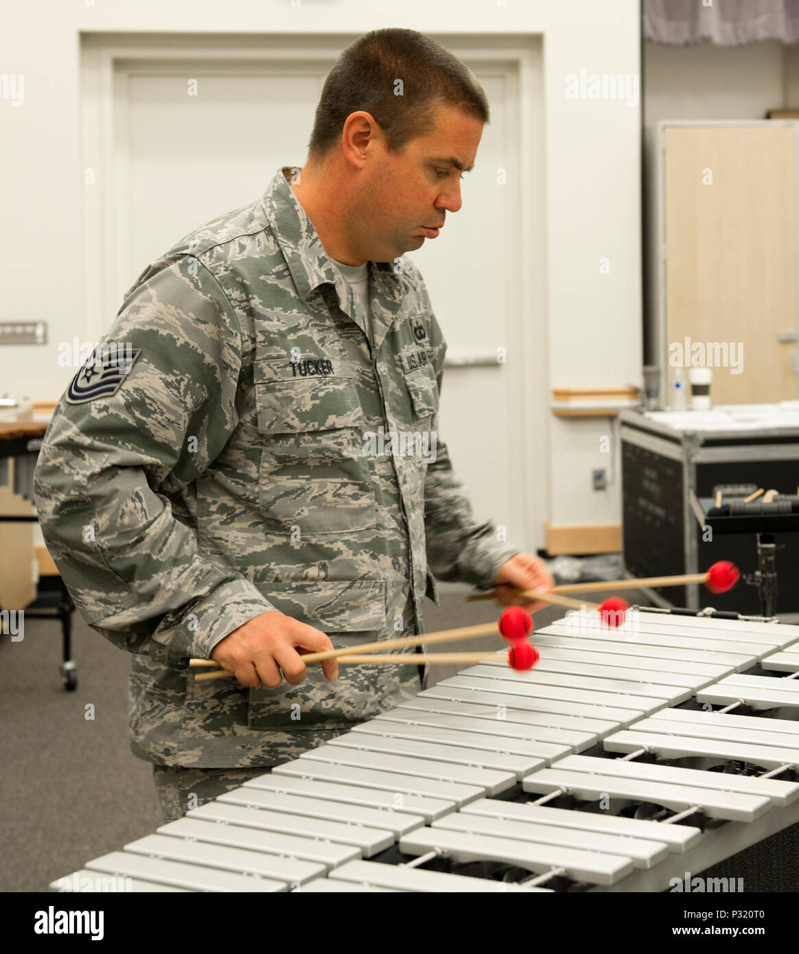 Technische Sgt. Mark Tucker, Percussionist, US Band des Goldenen Westen, konzentriert sich als verwendet er Xylophon Schlägel Akkorde während band Praxis bei Travis AFB, Calif., 12.08.2016 zu konfigurieren. Ähnlich wie das Klavier, das Xylophon besteht aus vielen Tasten, die gleichzeitig individuell oder manchmal gespielt werden bis zu drei verschiedene Töne erzeugen einen Akkord, während ein Lied gemacht. (U.S. Air Force Foto von Heide Couch) Stockfoto