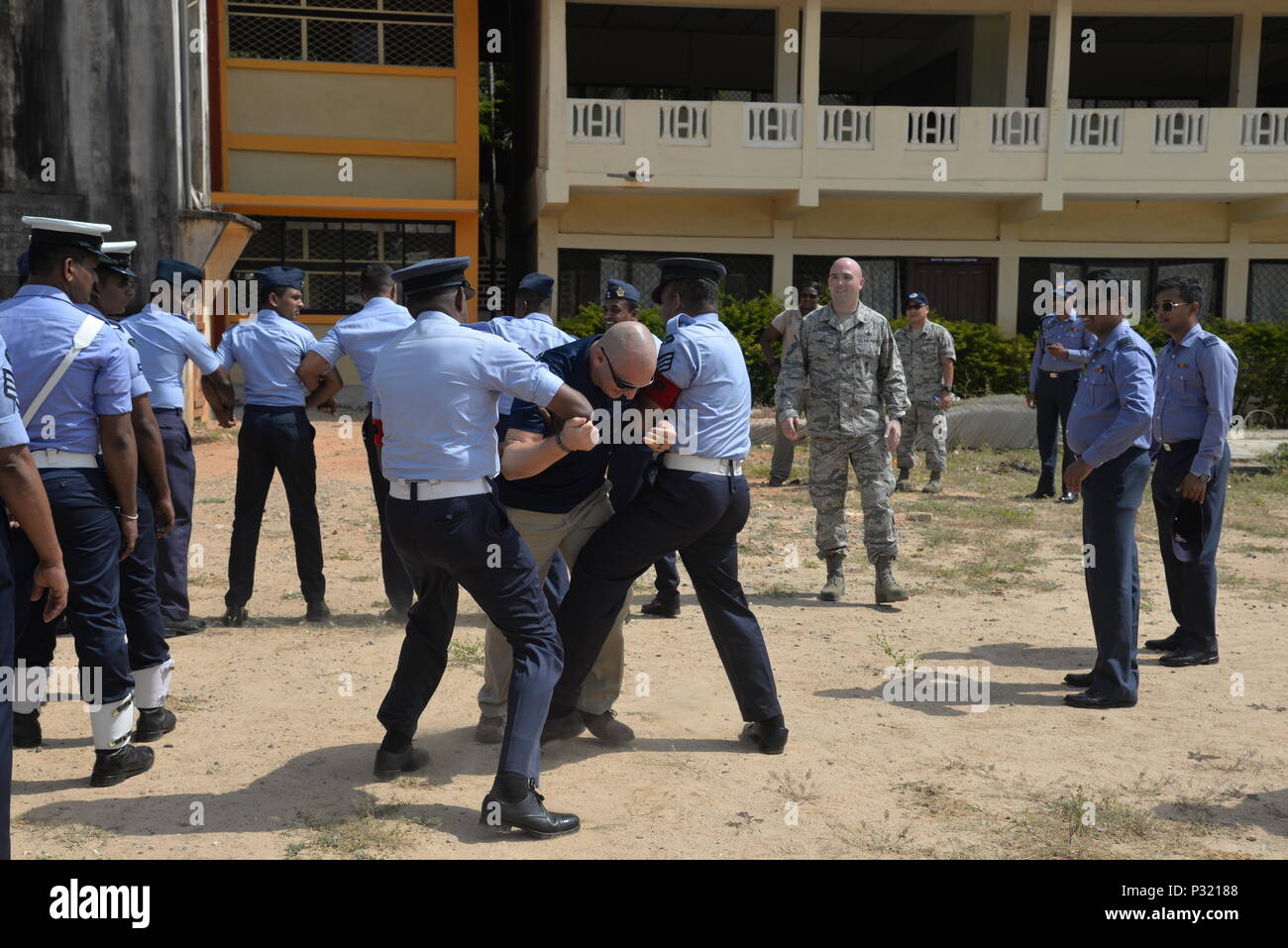 Us Air Force Special Agent Christopher Hannah, Air Force Office der speziellen Untersuchung Loslösung 602, versucht, durch zwei Sri Lankan Air Force Mitglieder während der Pacific Engel (PACANGEL) 16-3 in Jaffna, Sri Lanka, Jan. 14, 2016 zu brechen. PACANGEL ist eine Gesamtkraft, Joint und Combined humanitäre Hilfe/zivil-militärische Operation durch US Pacific Air Kräfte führte. Vor PACANGEL, der US Air Force hosted mehrere Experten Austausch zur Kontrolle der Massen, Physikalische Therapie, Unfall Evakuierung Simulationen und biomedizinische Geräte. (U.S. Air Force Foto von älteren Flieger Bretagne A. Chase) Stockfoto