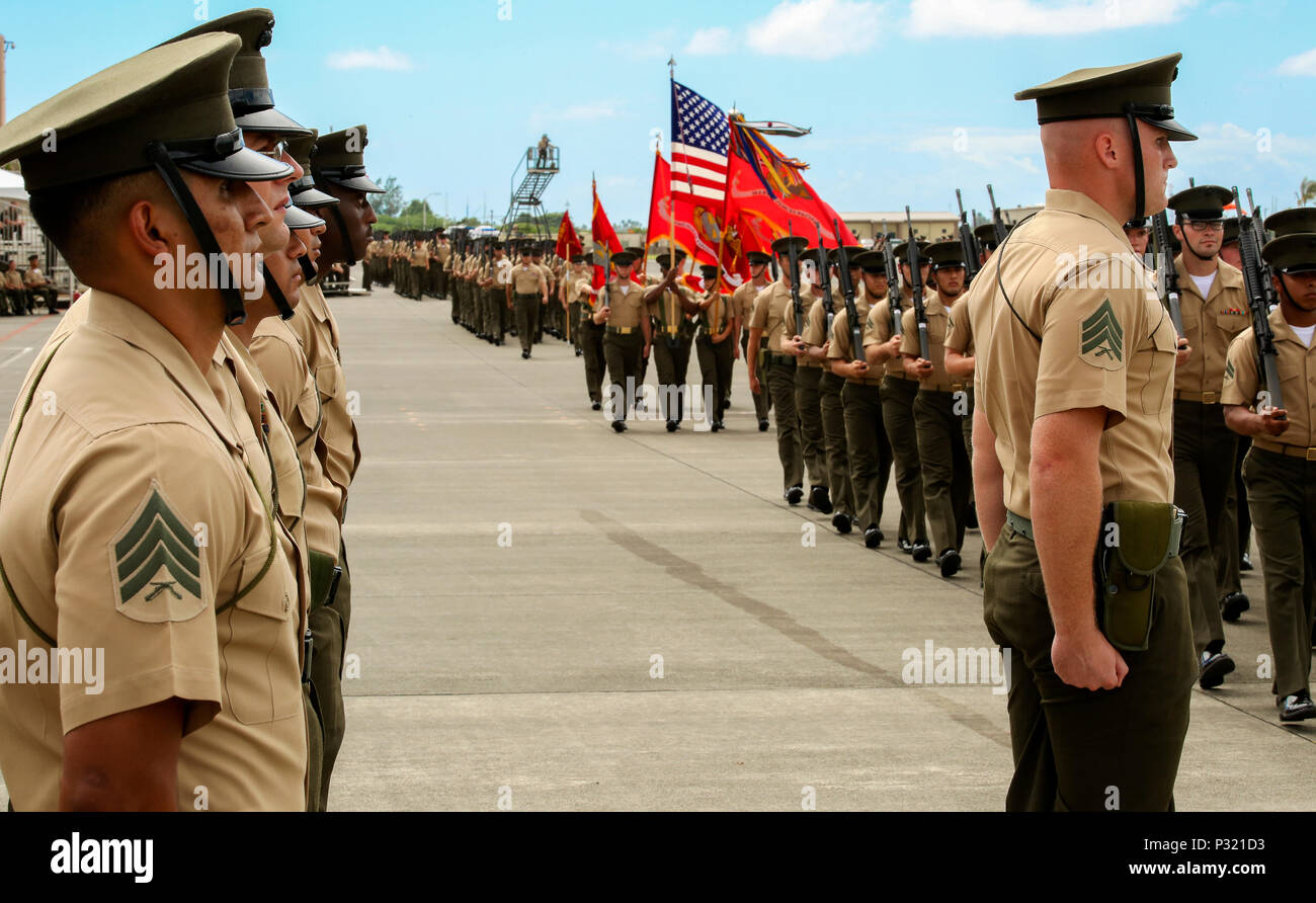 Us-Marines mit US Marine Corps Forces, Pacific eine Revue passieren führt während der MARFORPAC Ändern des Befehls Zeremonie an der Marine Corps Base Hawaii, Aug 26., 2016. Die Änderung des Befehls Zeremonie stellt die Übertragung von Verantwortung und Autorität über MARFORPAC zwischen Kommandanten. (U.S. Marine Corps Foto von Lance Cpl. Robert Süß) Stockfoto