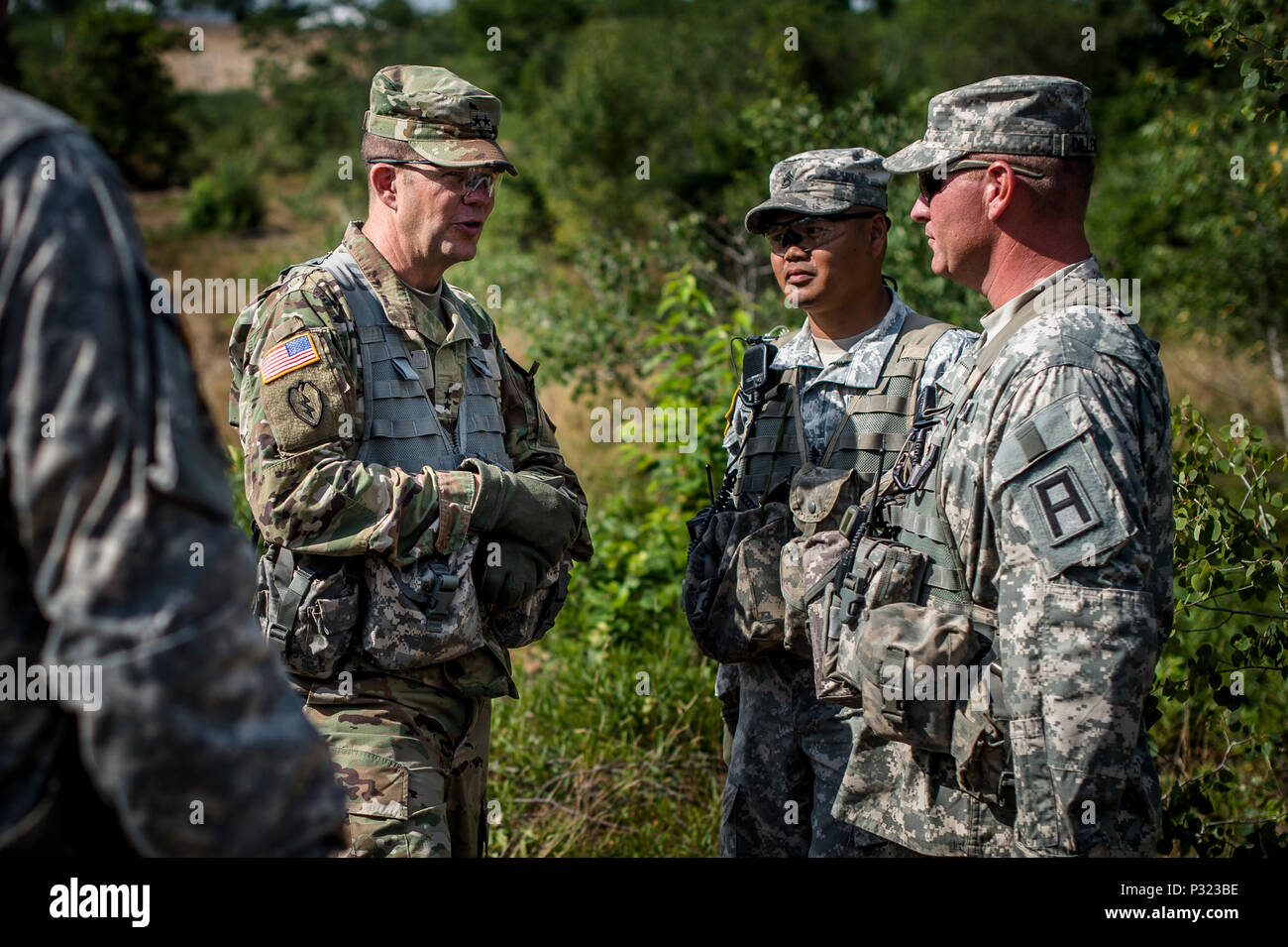 Major General Todd McCaffrey, Kommandierender General, Erste Armee Division Ost, Fort kennen, KY, Gespräche mit Sgt. 1. Klasse Ernesto Tamorra und Staff Sgt. Sam Dillender, 2-351 st Infantry Battalion, 177Th Armored Brigade, Camp Shelby, MS. Über die Bewegung, die sie beobachten, 15.August 2016, am Lager Äsche, Mich., während der nördliche Streik 2016. Northern Strike 16 ist ein National Guard Bureau - geförderte Übung vereint rund 5.000 Heer, Luftwaffe, Marine, und Special Forces service Mitglieder aus 20 Mitgliedstaaten und drei Koalition Ländern während der ersten drei Wochen im August 2016 im Camp Graylin Stockfoto