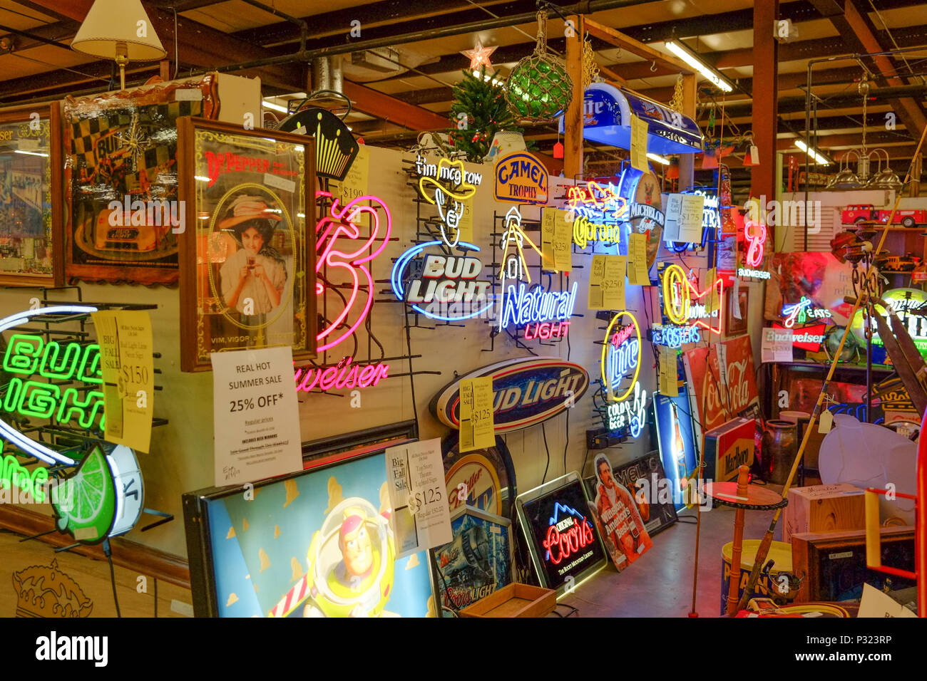Antike und Weinlese Leuchtreklamen und anderen alten und rustikalen Elemente für den Verkauf in einem indoor Antique Mall in Prattville Alabama, USA. Stockfoto