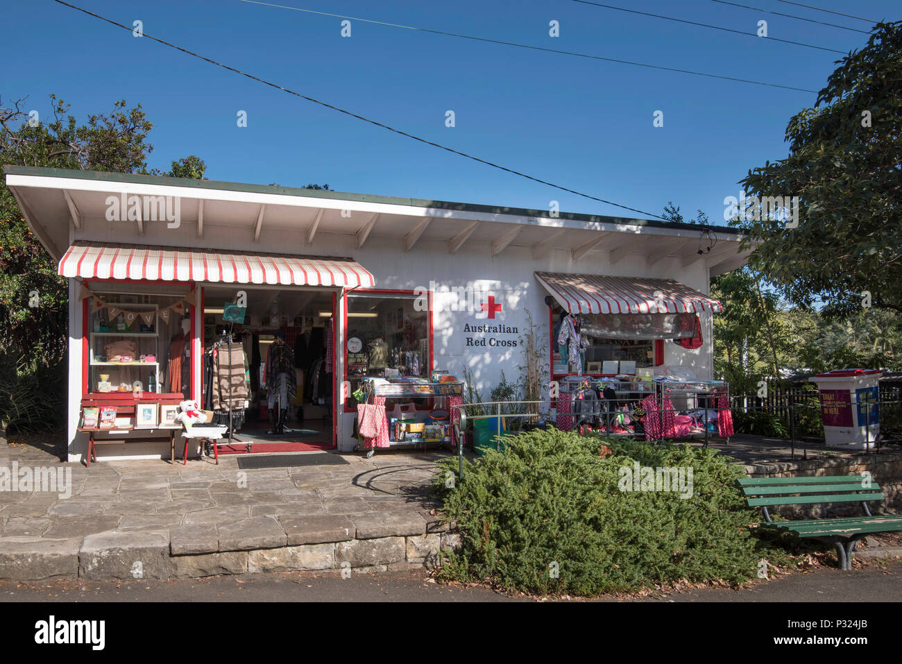 Das Rote Kreuz op Shop in Rohini Straße Turramurra NSW, Australien wahrscheinlich in den späten 40er oder 50er Jahren von fibro Zement und einem Dach aus Stahl gebaut Stockfoto