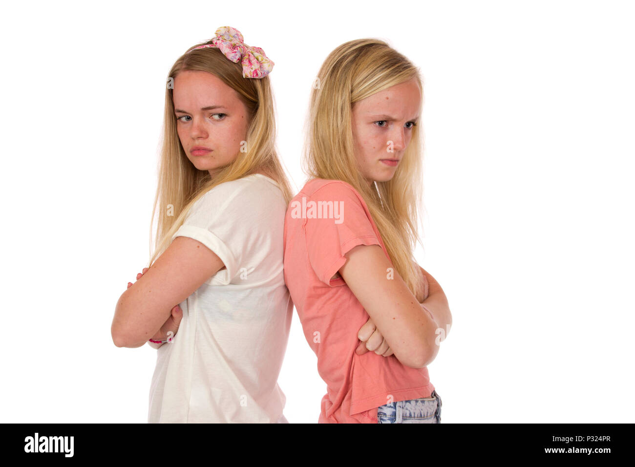 Zwei Teens Rücken mit verärgerten Ausdrücke zu sichern. Stockfoto