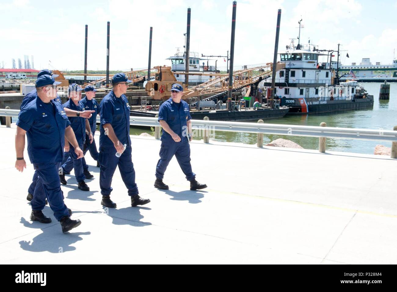 Vice Adm. Karl Schultz, Commander, Atlantischen Gebiet und hinten Adm. Dave Callahan, Commander, achte Küstenwache Bezirk, besuchten Sektor Field Office Galveston und die umliegende Einheiten, Mittwoch. U.S. Coast Guard Foto von Petty Officer 3. Klasse Jennifer Nease. Stockfoto