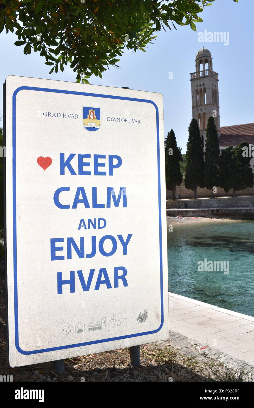 Melden Sie sich auf der Insel Hvar Promenade mit den Ruhe-o-matic Thema halten. Glockenturm im Hintergrund. Insel Hvar, Kroatien, Juni 2018 Stockfoto