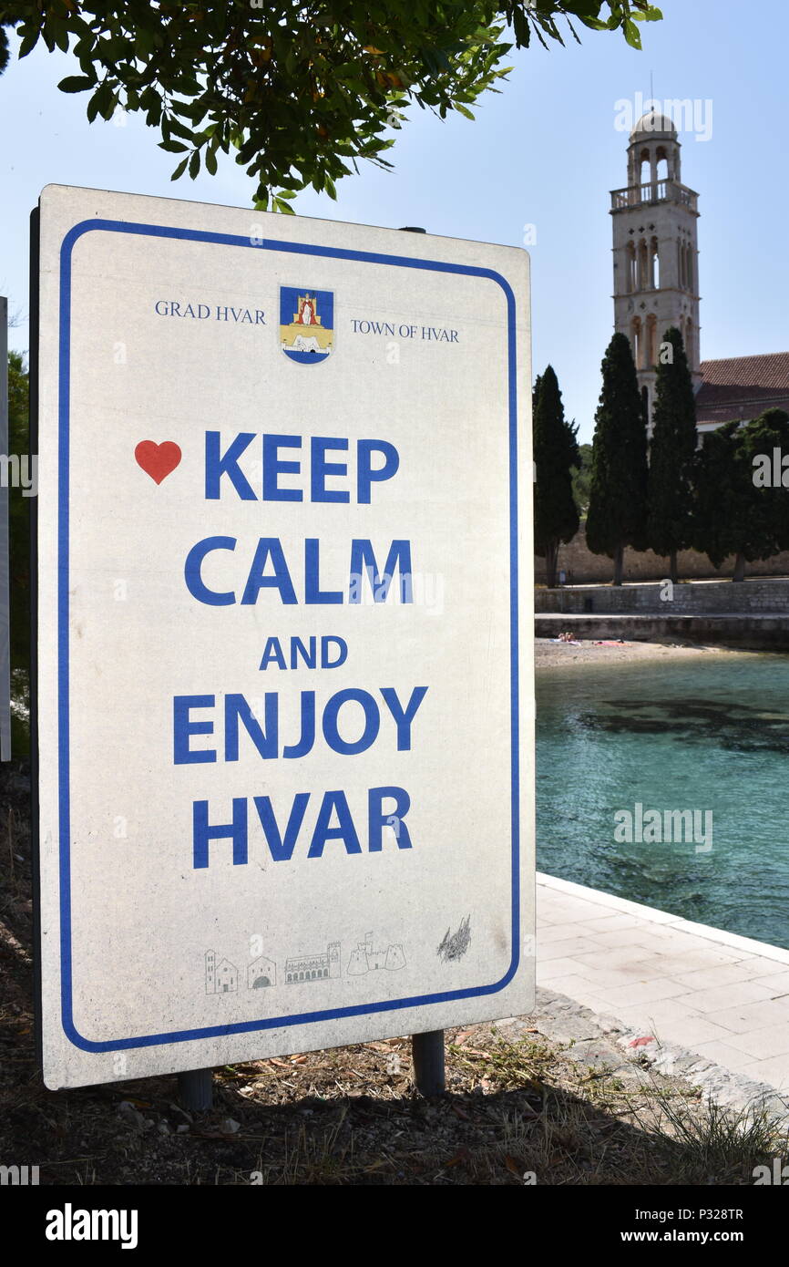 Melden Sie sich auf der Insel Hvar Promenade mit den Ruhe-o-matic Thema halten. Glockenturm im Hintergrund. Insel Hvar, Kroatien, Juni 2018 Stockfoto