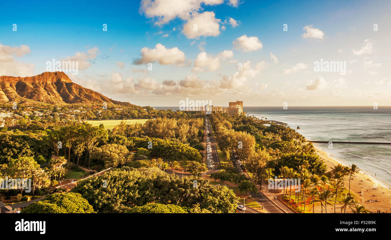 Luftbild vom Diamond Head Krater und Queen's Surf Beach auf der hawaiianischen Insel Oahu in Honolulu. Stockfoto