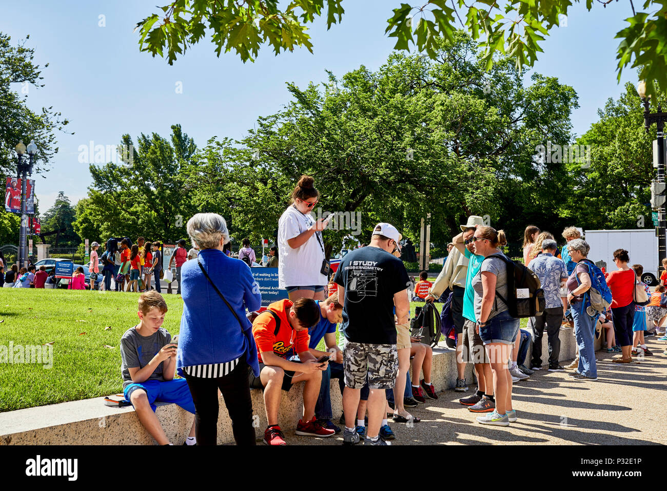 Washington DC, USA - Juni 5, 2018: die Menschen in der Schlange in das Museum an der Nationalen Archiv Gebäude mit Blick auf die Constitution Avenue zu gehen Stockfoto