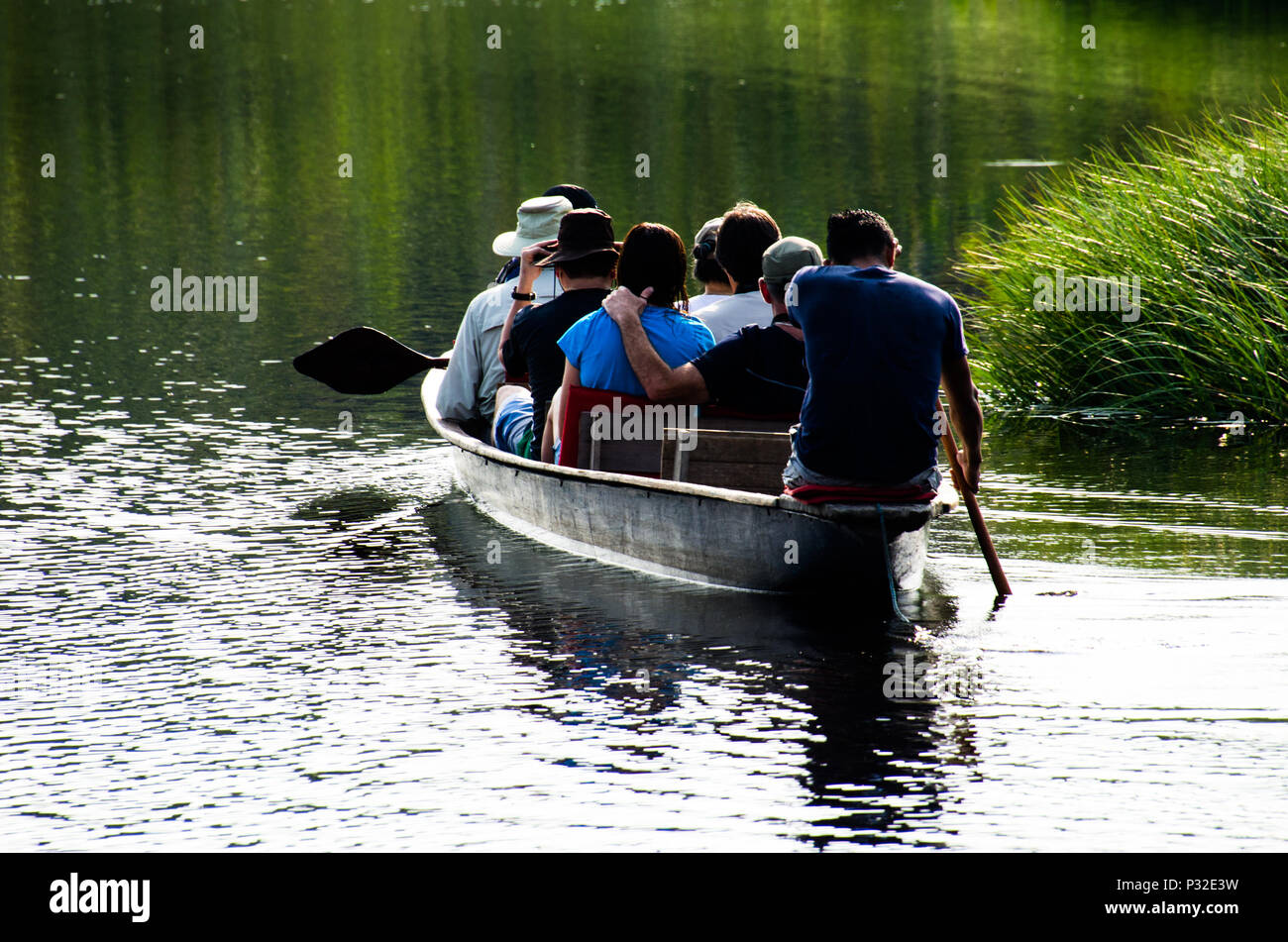 Führungen Paddel Kanu voller Touristen aus Wasserstraßen in entfernten Amazonasbecken, Ecuador zu erkunden. Stockfoto