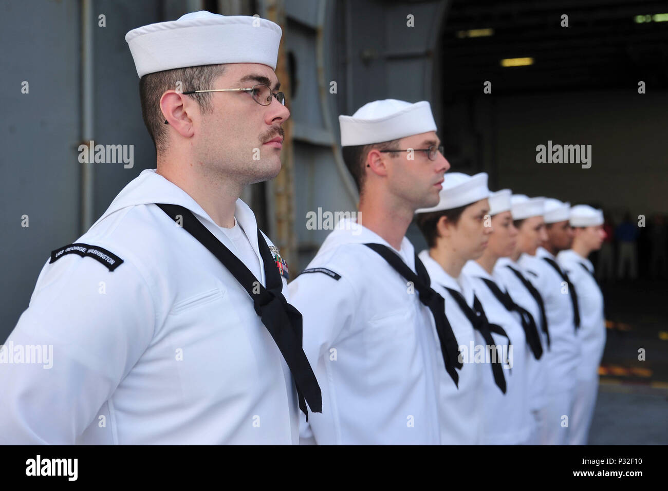160827-N-GN 619-069 ATLANTIK (Aug. 27, 2016) Ehrengarde Mitglieder stand auf der Parade Rest während einer Bestattung auf See Zeremonie für die Luftfahrt Elektronik Techniker 1. Klasse John S. Lamson an Bord der Flugzeugträger USS George Washington (CVN 73). Lamson diente in der Marine, die von 1976-1989. George Washington, homeported in Norfolk unterwegs ist die Durchführung von Carrier Qualifikationen in den Atlantischen Ozean. (U.S. Marine Foto von Mass Communication Specialist 2. Klasse Kris R. Lindstrom) Stockfoto
