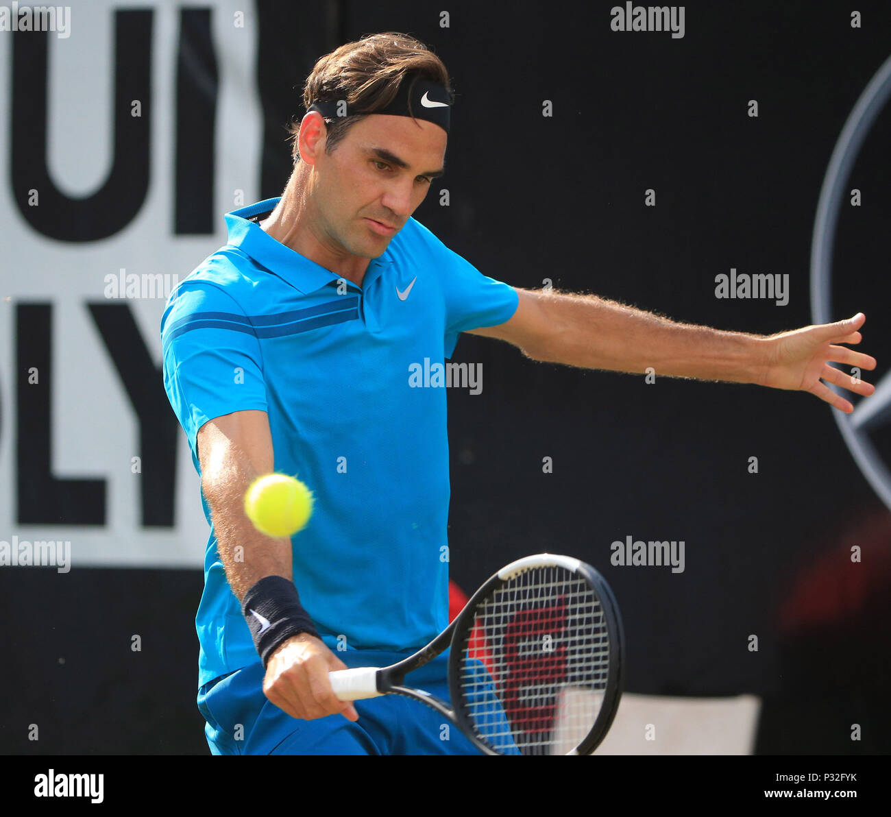 Stuttgart. 16 Juni, 2018. Roger Federer von der Schweiz liefert einen Schuß während singles Halbfinale des ATP Tennis Turnier Mercedes Cup gegen Nick Kyrgios von Australien in Stuttgart am 16. Juni 2018. Roger Federer gewann 2-1. Credit: Philippe Ruiz/Xinhua/Alamy leben Nachrichten Stockfoto