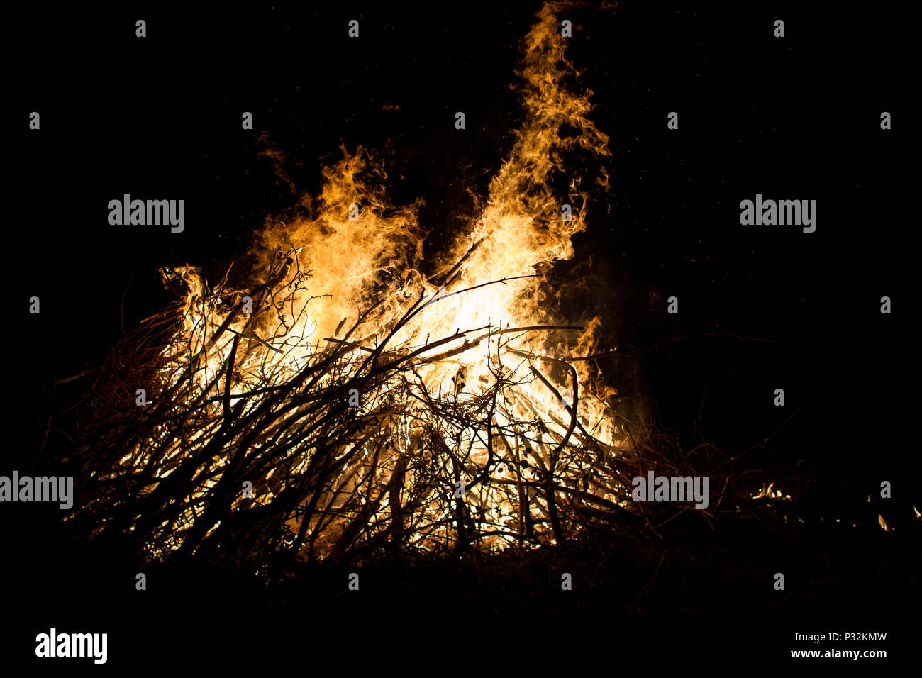 Pakszyn, Polen. 16. Juni 2018. Kupala Nacht - eine slawische Urlaub mit der Sommersonnenwende der Sonne in Verbindung gebracht, die während der kürzesten Nacht des Jahres gefeiert. Fest der Feuer, Wasser, Sonne und Mond, Fruchtbarkeit, Fruchtbarkeit, Freude und Liebe, allgemein feierte in den von slawischen Völkern bewohnten Gebieten, sondern auch in einer ähnlichen Art und Weise in den Bereichen, die durch den Baltischen, germanischen und keltischen Völkern bewohnt. Credit: Slawomir Kowalewski/Alamy leben Nachrichten Stockfoto