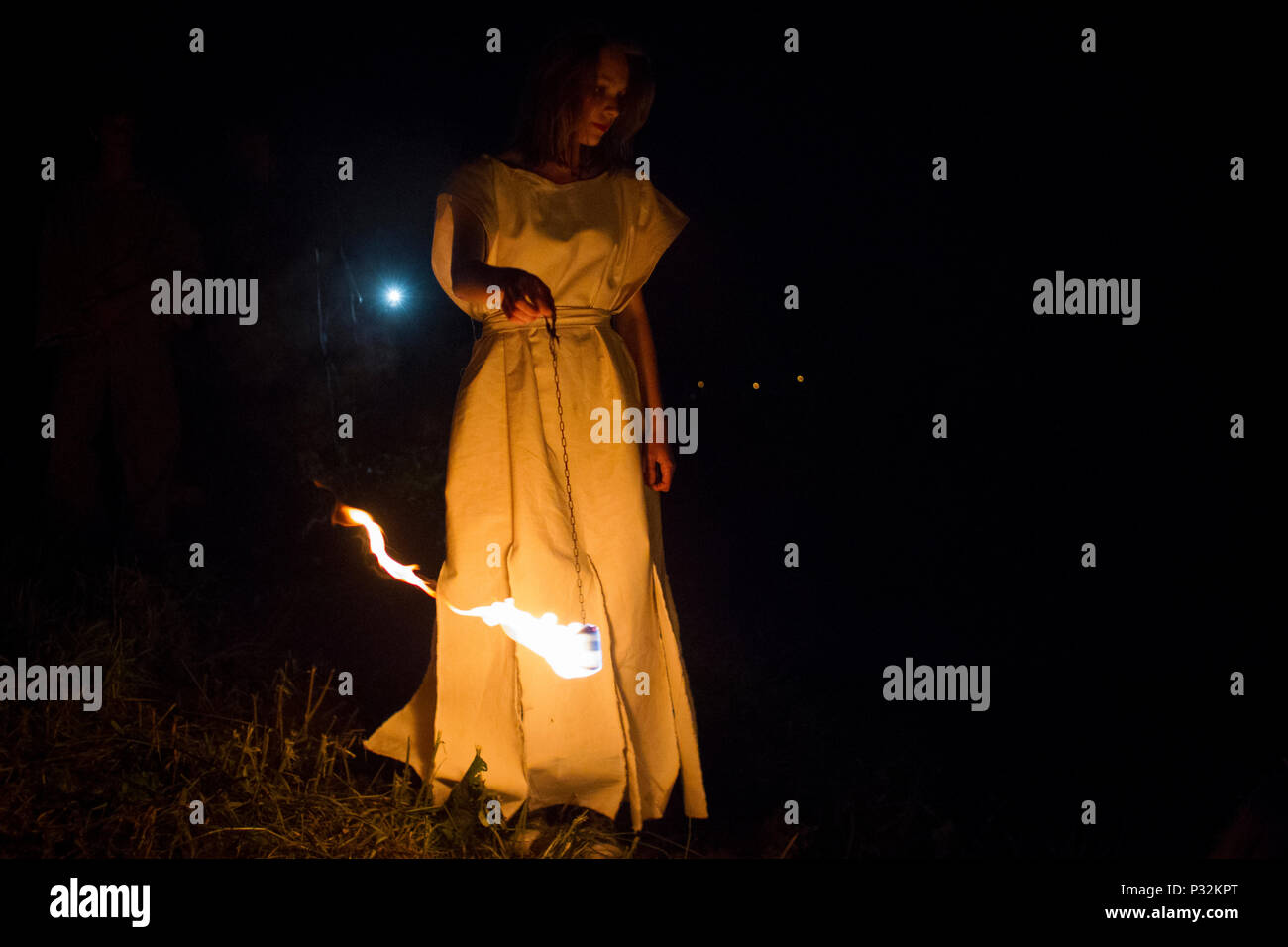 Pakszyn, Polen. 16. Juni 2018. Kupala Nacht - eine slawische Urlaub mit der Sommersonnenwende der Sonne in Verbindung gebracht, die während der kürzesten Nacht des Jahres gefeiert. Fest der Feuer, Wasser, Sonne und Mond, Fruchtbarkeit, Fruchtbarkeit, Freude und Liebe, allgemein feierte in den von slawischen Völkern bewohnten Gebieten, sondern auch in einer ähnlichen Art und Weise in den Bereichen, die durch den Baltischen, germanischen und keltischen Völkern bewohnt. Credit: Slawomir Kowalewski/Alamy leben Nachrichten Stockfoto