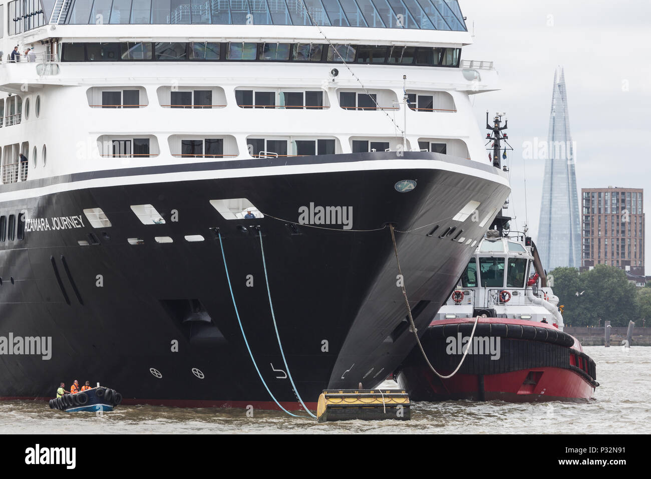 In Greenwich, London, Vereinigtes Königreich. 16 Juni, 2018. Azamara Reise Günstig in Greenwich mit der Skyline von London hinter sich. Azamara Club Cruises' 690 - Passagier Kreuzfahrtschiff, Azamara Journey, in London angekommen zum ersten Mal rund um die Welt Kreuzfahrt zu vervollständigen. Die Reise begann in Sydney am 7.März und Insgesamt 53 Gäste die ganze Welt reise gesegelt, mit Tausenden anderen verbinden für Segmente der Reise. Rob Powell/Alamy leben Nachrichten Stockfoto