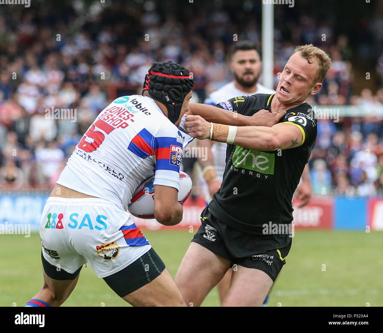 Wakefield, Großbritannien, Sonntag, 17 Juni 2018, Mobile Rakete Stadion, Wakefield, England; Betfred Super League, Wakefield Trinity v Warrington Wölfe; Ben Jones-Bishop von Wakefield Trinity wird von Kevin Brown von Warrington Wolves in Angriff genommen, als sie beide Handgemenge Credit: Aktuelles Bilder/Alamy leben Nachrichten Stockfoto