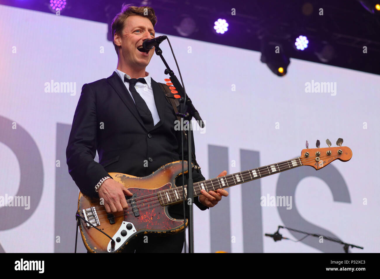 Norwegen, Oslo - Juni 17., 2018. Die schottische Rockband Travis führt ein Live Konzert während der norwegischen Musik Festival Piknik i Sunnfjord 2018 in Oslo. Hier Bassist Dougie Payne ist live auf der Bühne gesehen. (Foto: Gonzales Foto - Stian S. Moller). Stockfoto