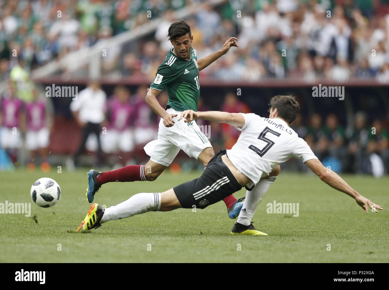 Moskau, Russland. 17 Juni, 2018. Carlos Vela (L) von Mexiko Mias mit Mats Hummels Deutschland während einer Gruppe F Match zwischen Deutschland und Mexiko, bei der FIFA Fußball-Weltmeisterschaft 2018 in Moskau, Russland, 17. Juni 2018. Quelle: Cao kann/Xinhua/Alamy leben Nachrichten Stockfoto