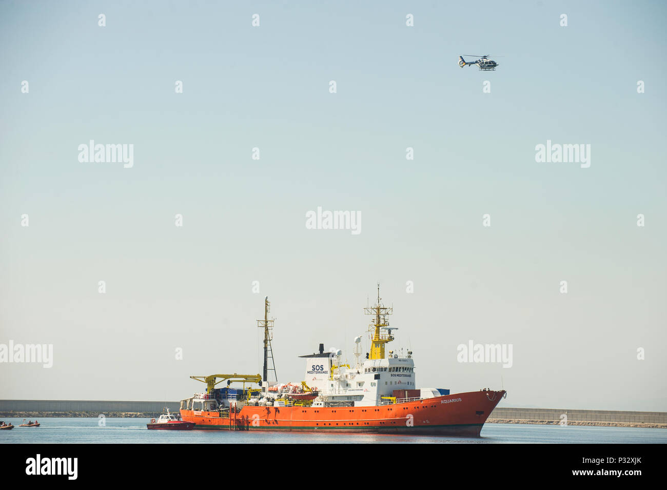 Valencia, Spanien, 17. Juni 2018. Der flüchtling Rettung Schiff "Aquarius", die vor einer Woche aus Italien und Malta abgelehnt wurde zum Hafen angekommen ist. Ein Hubschrauber begleitet die Ankunft des Schiffes. Foto: Daniel Duart/dpa Stockfoto