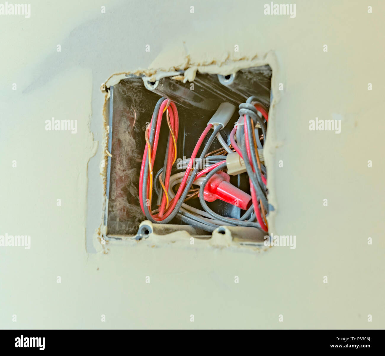 Lichtschalter mit Deckel abgenommen und die Drähte ausgesetzt Stockfoto