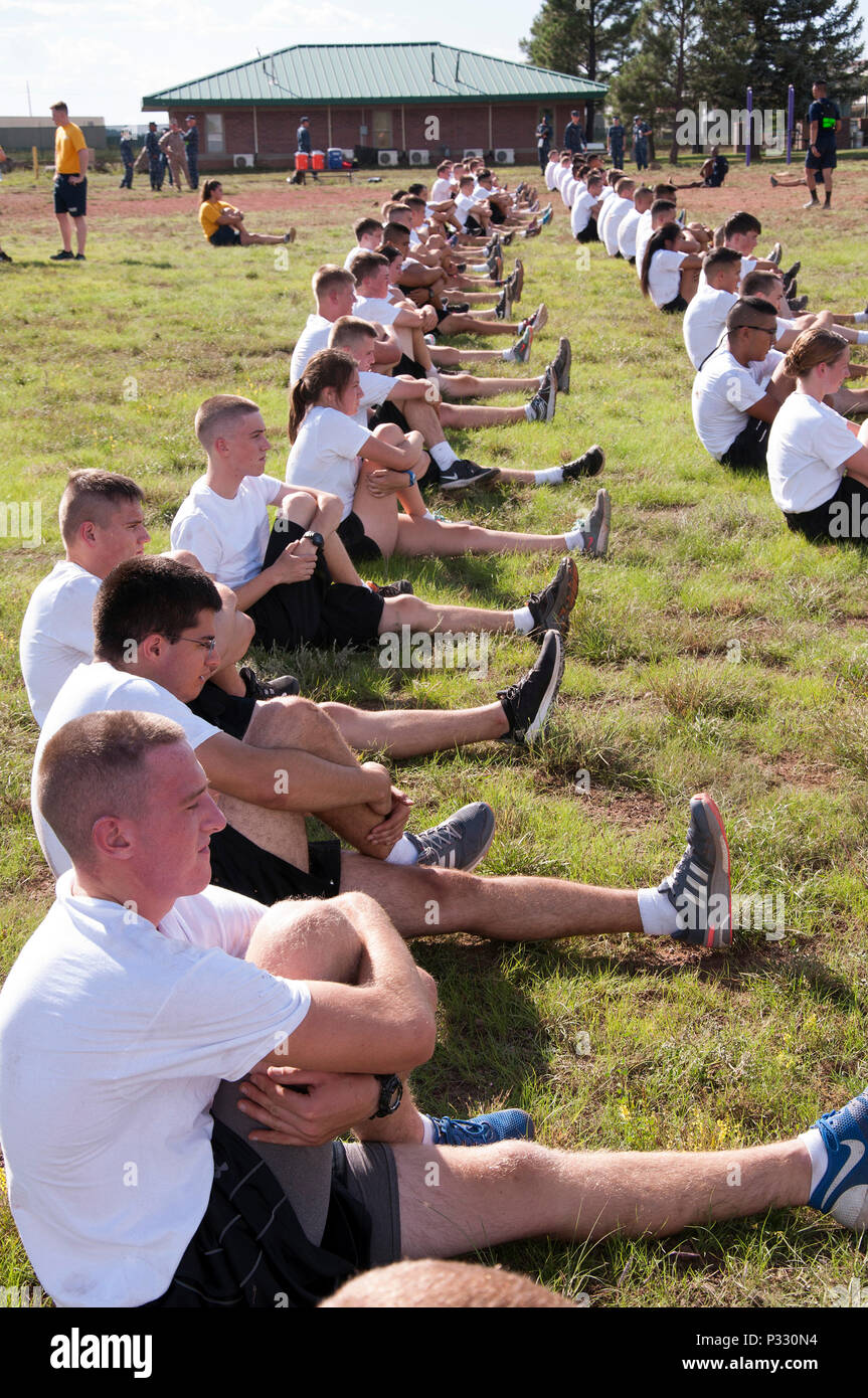 CAMP NAVAJO, Arizona (13. August 2016) – Naval Reserve Officer Training Corps Seekadett Kandidaten dehnen vor Beginn ihrer Einführung in Einheit körperliches Training Session 13. August 2016, Camp Navajo, Arizona, während gemeinsame Neuorientierung Student.  Die einwöchige NSO Ausbildung fand Aug. 12-19, mit der Hälfte kombiniert im Camp Navajo neben Neuling Kandidaten von der University of New Mexico und Arizona State University NROTC Einheiten und die zweite Hälfte der University of Arizona in Tucson, Arizona.  Die gemeinsame regionale Ausbildung war die erste kombinierte Entwicklung seiner Art für die Univ Stockfoto