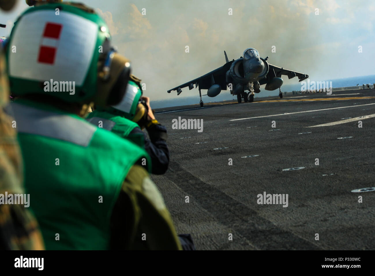 An Bord der USS BONHOMME RICHARD (LHD-6), am Meer (Aug. 27, 2016) - eine Marine Corps AV-8B Harrier Jet mit Marine Medium Tiltrotor Squadron 262 (verstärkt), 31 Marine Expeditionary Unit, landet während des Flugbetriebs an Bord der USS BONHOMME RICHARD (LHD-6), 27.08.2007 2016. Die 31. MEU ist das Marine Corps' nur kontinuierlich vorwärts - Marine Air-Ground Task Force eingesetzt und kombiniert luft-Boden-Logistik in einem einzigen Team, das in der Lage ist, eine Reihe von militärischen Operationen in der asiatisch-pazifischen Region, von Kraft, Projektion und maritime Sicherheit auf humanitäre Hilfe und Katastrophenhilfe. (U. S Stockfoto