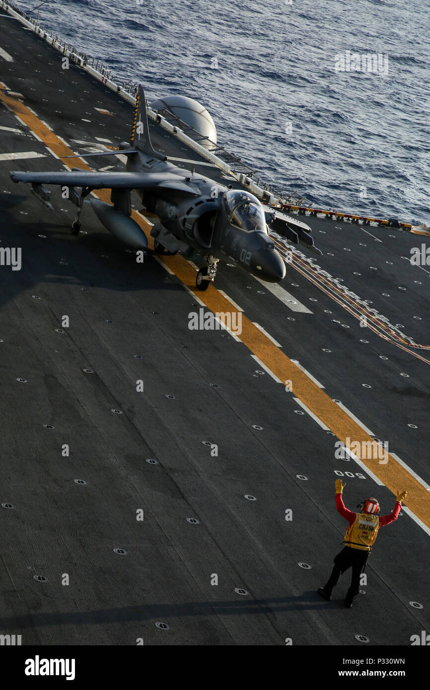 An Bord der USS BONHOMME RICHARD (LHD-6), am Meer (Aug. 27, 2016) - eine Marine Corps AV-8B Harrier Jet mit Marine Medium Tiltrotor Squadron 262 (verstärkt), 31 Marine Expeditionary Unit, bereitet sich auf den Start beim Flugbetrieb an Bord der USS BONHOMME RICHARD (LHD-6), 27.08.2007 2016. Die 31. MEU ist das Marine Corps' nur kontinuierlich vorwärts - Marine Air-Ground Task Force eingesetzt und kombiniert luft-Boden-Logistik in einem einzigen Team, das in der Lage ist, eine Reihe von militärischen Operationen in der asiatisch-pazifischen Region, von Kraft, Projektion und maritime Sicherheit, humanitäre Hilfe und Endbenutzer-arbeitsplätze Stockfoto