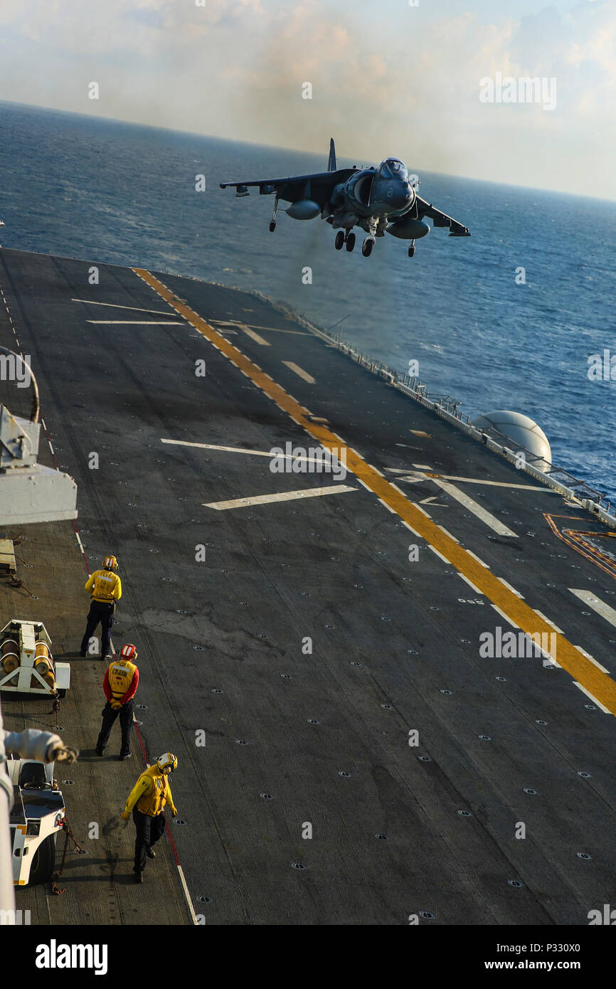 An Bord der USS BONHOMME RICHARD (LHD-6), am Meer (Aug. 27,2016) - ein Marine Corps AV-8B Harrier Jet mit Marine Medium Tiltrotor Squadron 262 (verstärkt), 31 Marine Expeditionary Unit, landet während des Flugbetriebs an Bord der USS BONHOMME RICHARD (LHD-6), 27.08.2007 2016. Die 31. MEU ist das Marine Corps' nur kontinuierlich vorwärts - Marine Air-Ground Task Force eingesetzt und kombiniert luft-Boden-Logistik in einem einzigen Team, das in der Lage ist, eine Reihe von militärischen Operationen in der asiatisch-pazifischen Region, von Kraft, Projektion und maritime Sicherheit auf humanitäre Hilfe und Katastrophenhilfe. (U. S. Stockfoto