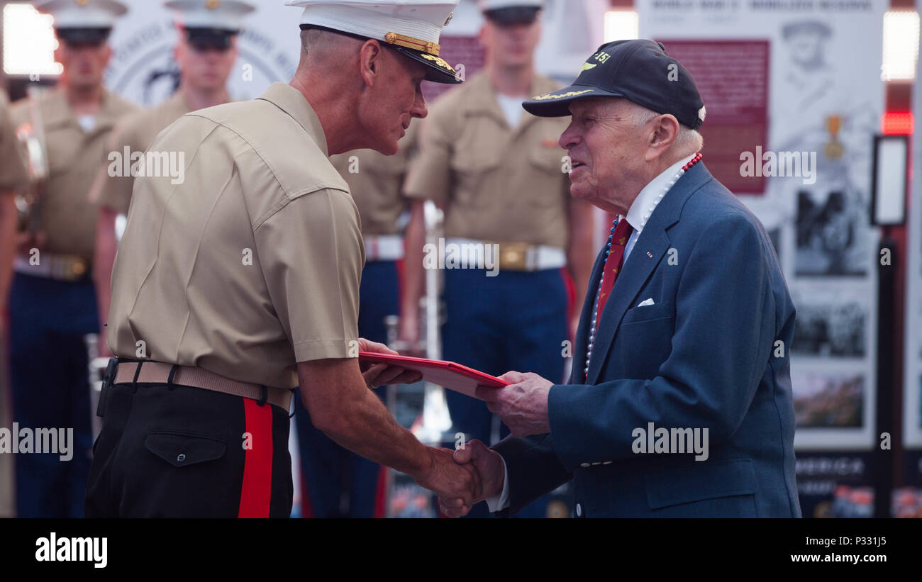 Lieutenant General Rex C. McMillian, Kommandierender General der Marine Reserve, ehrt Oberst Jonathan Mendes, den Zweiten Weltkrieg und Koreakrieg Veteran, während einer Zeremonie im Times Square, Aug 29., 2016. Marines, aktive und Reserve, feierten das 100-jährige Jubiläum der Marine Reserve neben Marine Veteranen, neue Rekruten, und die Mitglieder der Polizei von New York und der Feuerwehr von New York. Mendes diente 32 Jahre lang in der Marine Corps, und war verantwortlich für die Ausbildung der legendären Astronaut John Glenn und Marine. Stockfoto