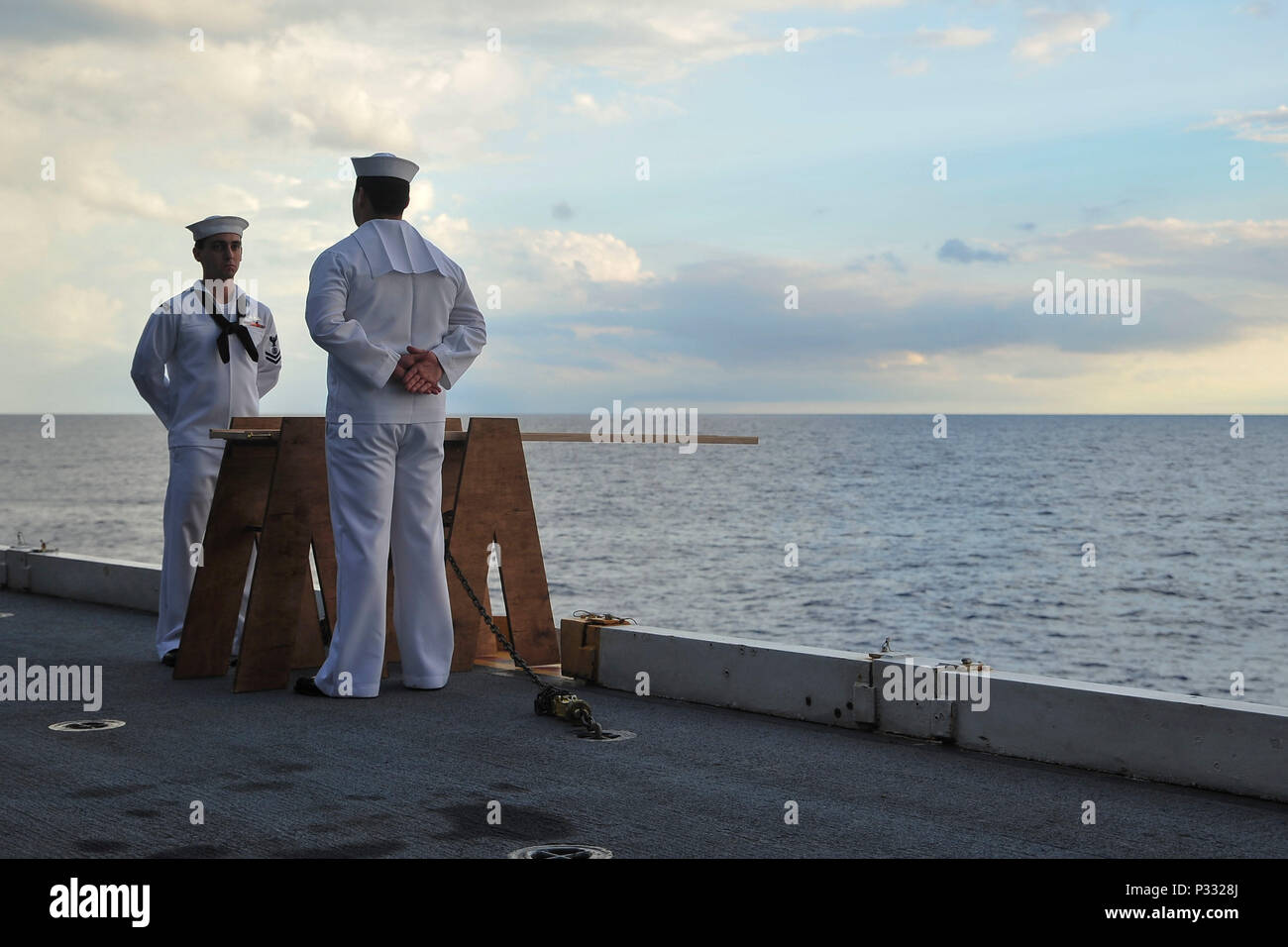 160827-N-GN 619-071 ATLANTIK (Aug. 27, 2016) Religiöse Programme Specialist 2. Klasse Stephan Lampkin, links, von Florenz, Kentucky, und Flieger Alejandro Baisman, aus San Francisco, stand auf der Parade Rest während einer Bestattung auf See Zeremonie für die Luftfahrt Elektronik Techniker 1. Klasse John S. Lamson an Bord der Flugzeugträger USS George Washington (CVN 73). Lamson diente in der Marine, die von 1976-1989. George Washington, homeported in Norfolk unterwegs ist die Durchführung von Carrier Qualifikationen in den Atlantischen Ozean. (U.S. Marine Foto von Mass Communication Specialist 2. Klasse Kris R. Lindstrom) Stockfoto