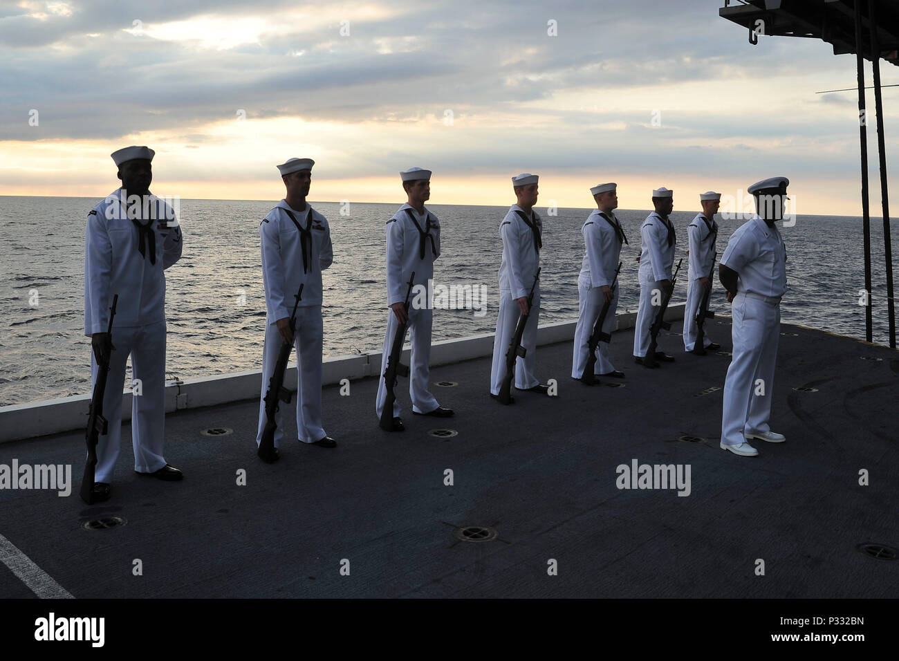 160827-N-GN 619-067 ATLANTIK (Aug. 27, 2016) Erschießungskommando Mitglieder stand auf der Parade Rest während einer Bestattung auf See Zeremonie für die Luftfahrt Elektronik Techniker 1. Klasse John S. Lamson an Bord der Flugzeugträger USS George Washington (CVN 73). Lamson diente in der Marine, die von 1976-1989. George Washington, homeported in Norfolk unterwegs ist die Durchführung von Carrier Qualifikationen in den Atlantischen Ozean. (U.S. Marine Foto von Mass Communication Specialist 2. Klasse Kris R. Lindstrom) Stockfoto