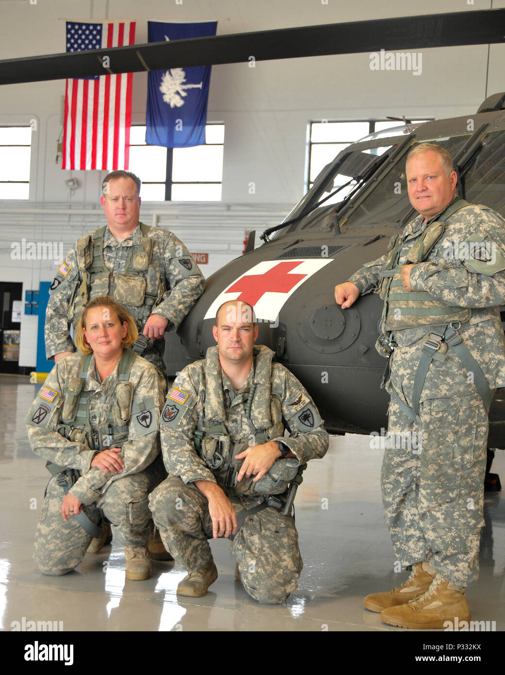 U.S. Army Chief Warrant Officer 4 Michael Hutto, U.S. Army Chief Warrant Officer 5 Lester Furr, U.S. Army Staff Sgt. Jessica Thibeau und US-Armee Sgt. David Roupe waren die Mannschaft, die auf den Hilferuf einer verletzten Wanderer aus der Sumter National Forest zu retten entlang der Chattooga River in der Nähe der South - Georgia Grenze Samstag, 27.08.2007 2016 reagiert. (U.S. Army National Guard Foto von 2 Lt Tracci Dorgan) Stockfoto