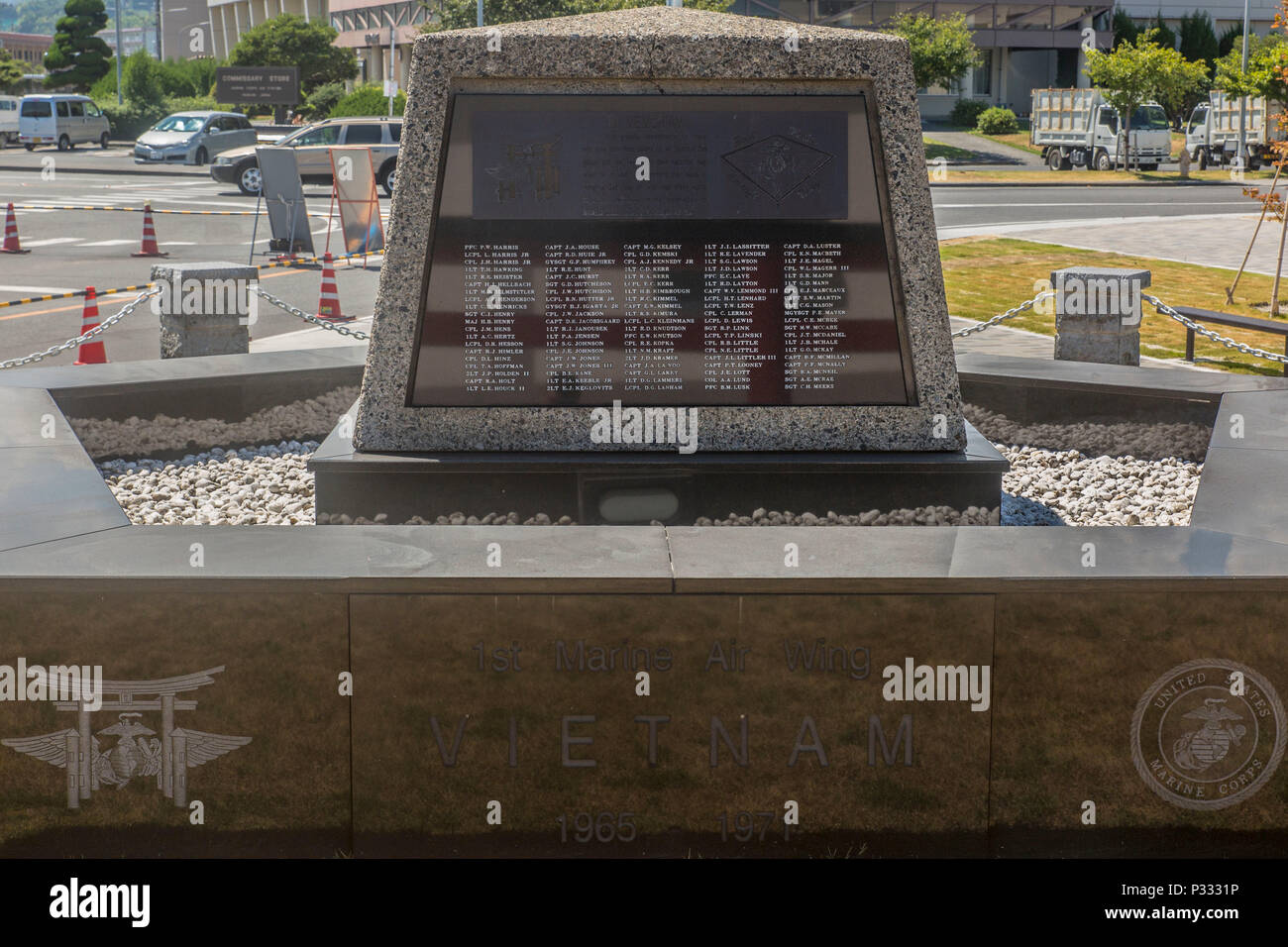 U.S. Navy Seabees mit Sitz und Hauptverwaltung Squadron Einrichtungen angenommen Die 1. Marine Flugzeugflügel Vietnam Memorial bei Marine Corps Air Station Iwakuni, Japan, der Vietnam Krieg und seinen gefallenen Helden zu gedenken. Im Mai 1972 wurde die Gedenkstätte hat einen schwarzen und roten Torii stehen zwischen ihm und der untergehenden Sonne zu Ehren der Gefallenen, und symbolisiert die Freundschaft und Unterstützung unserer japanischen Nachbarn. Innerhalb der Blasoniert Namen auf dem Denkmal sind Worte sagen "In Memoriam, mit dankbarer Erinnerung für diejenigen, die ihr Leben vor uns gegeben hat, widmen wir diese Plakette und ou Stockfoto