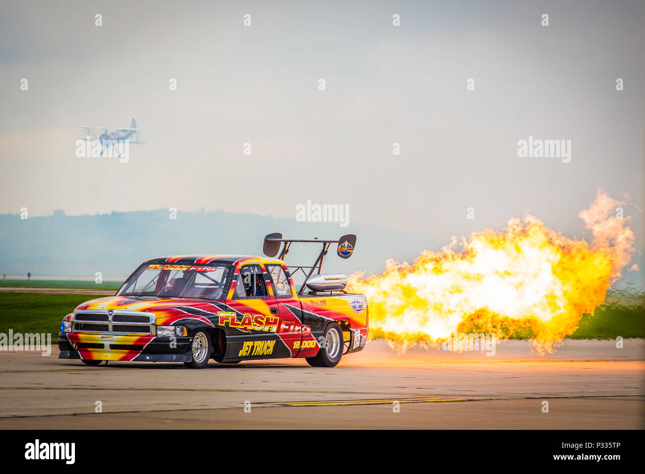 Der Flash Fire Jet Truck führt am 26. August 2016 Übungsfahrten am Rosecrans Memorial Airport in St. Joseph, Missouri durch. Das von einem Düsenmotor angetriebene Fahrzeug ist für Hochgeschwindigkeitsvorführungen und pyrotechnische Effekte während Flugshows ausgelegt. Es ist in der Lage, Flammen und dramatische Beschleunigung zu erzeugen, um das Publikum zu unterhalten. In der Übungseinheit wird der Jet Truck auf die Speed of Sound Airshow vorbereitet, wobei die Fahrzeugsteuerung, Sicherheitsverfahren und die Leistungsbrille hervorgehoben werden. Bei der Routine werden Maschinenbau und Fahrgeschick betont. Stockfoto