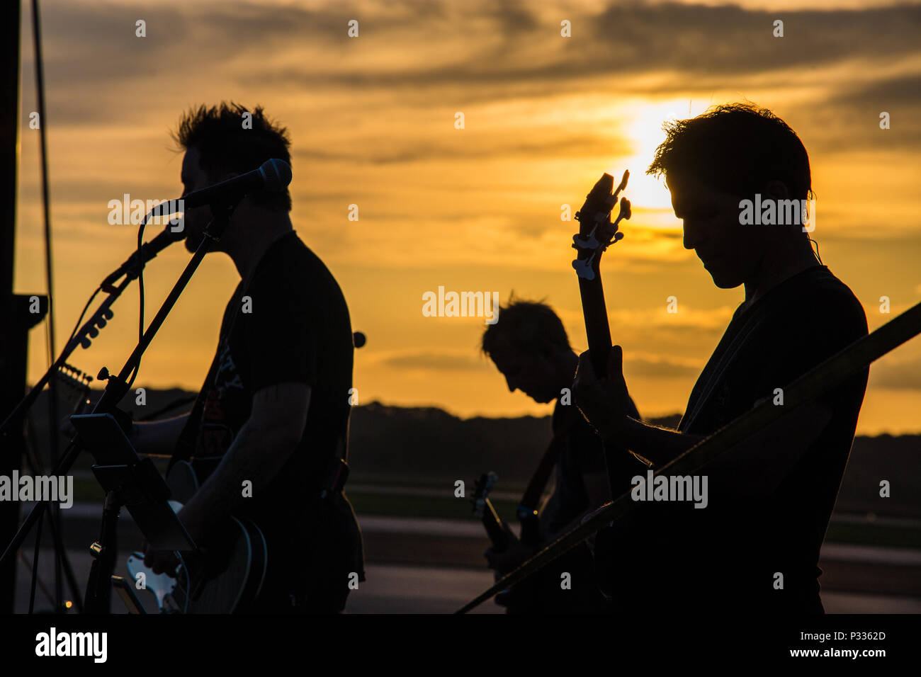 Musikalische Künstler David Koch führt mit seiner Band während der Klang der Speed Air Show in Rosecrans Memorial Airport, Samstag, 27. August 2016. Die air show wurde vom 139. Airlift Wing, Missouri Air National Guard der danke der Gemeinschaft für ihre Unterstützung. (U.S. Air Force Foto von älteren Flieger Patrick S. Evenson) Stockfoto