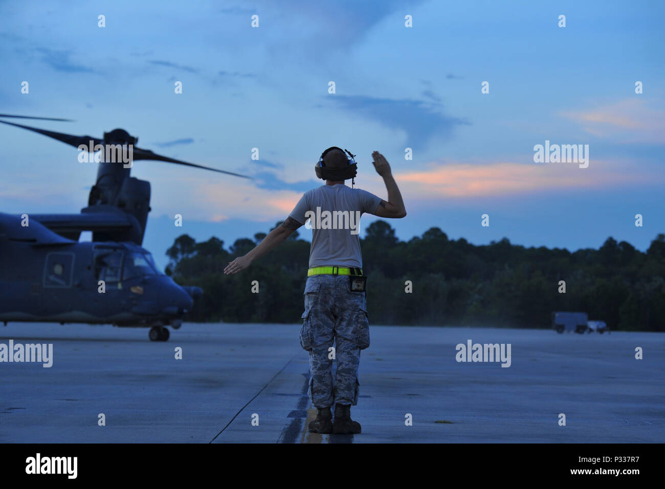 Senior Airman Kirt Schilde, eine Crew Chief mit dem 801St Special Operations Aircraft Maintenance Squadron, führt ein CV-22B Osprey Kipprotor-flugzeug an hurlburt Field, Fla., Nov. 18, 2016. Mannschaft Leiter mit der 801St SOAMXS sicherzustellen, dass Flugzeuge sind bereit, jederzeit zu fliegen bekämpfen bereit, jederzeit und überall zur Verfügung zu stellen. (US Air Force Foto von Airman 1st Class Joseph aus.) Stockfoto