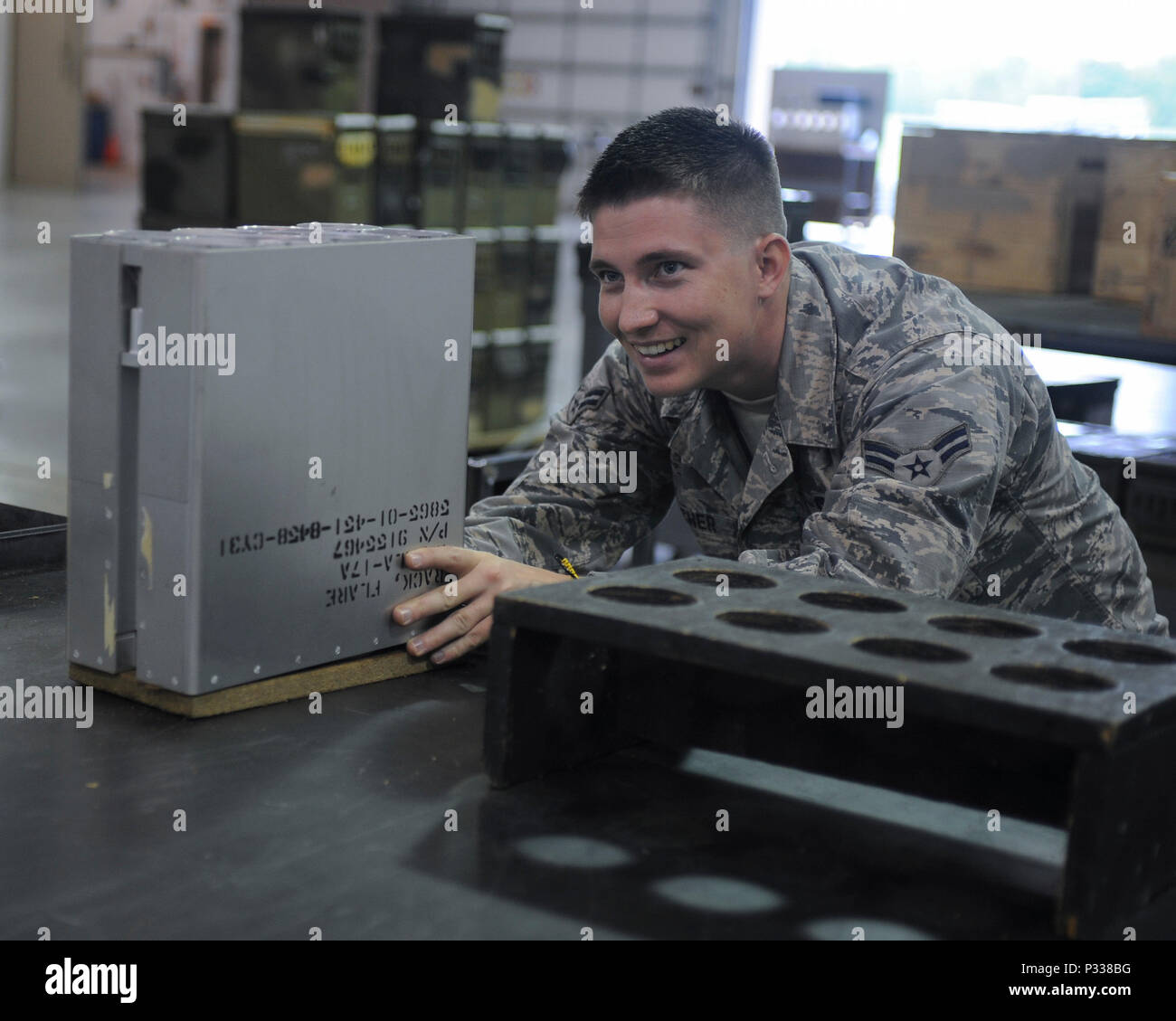 Airman 1st Class Sterling Crutcher, 2 Munition Squadron Produktion Flug konventionelle Wartung Besatzungsmitglied, stellt den letzten Schliff auf acht Flare sticks Modul in Barksdale Air Force Base, La., 18. August 2016. Crutcher und sein Team wurden beauftragt, bis zu 96 Module von Flares bauen. (U.S. Air Force Foto/Airman 1st Class Stuart Hell) Stockfoto